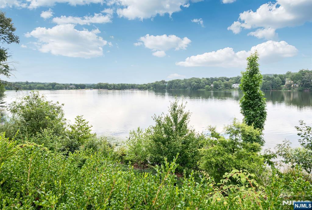 Franklin Lakes, New Jersey, 07417, United States, 6 Bedrooms Bedrooms, ,7 BathroomsBathrooms,Residential,For Sale,1903757