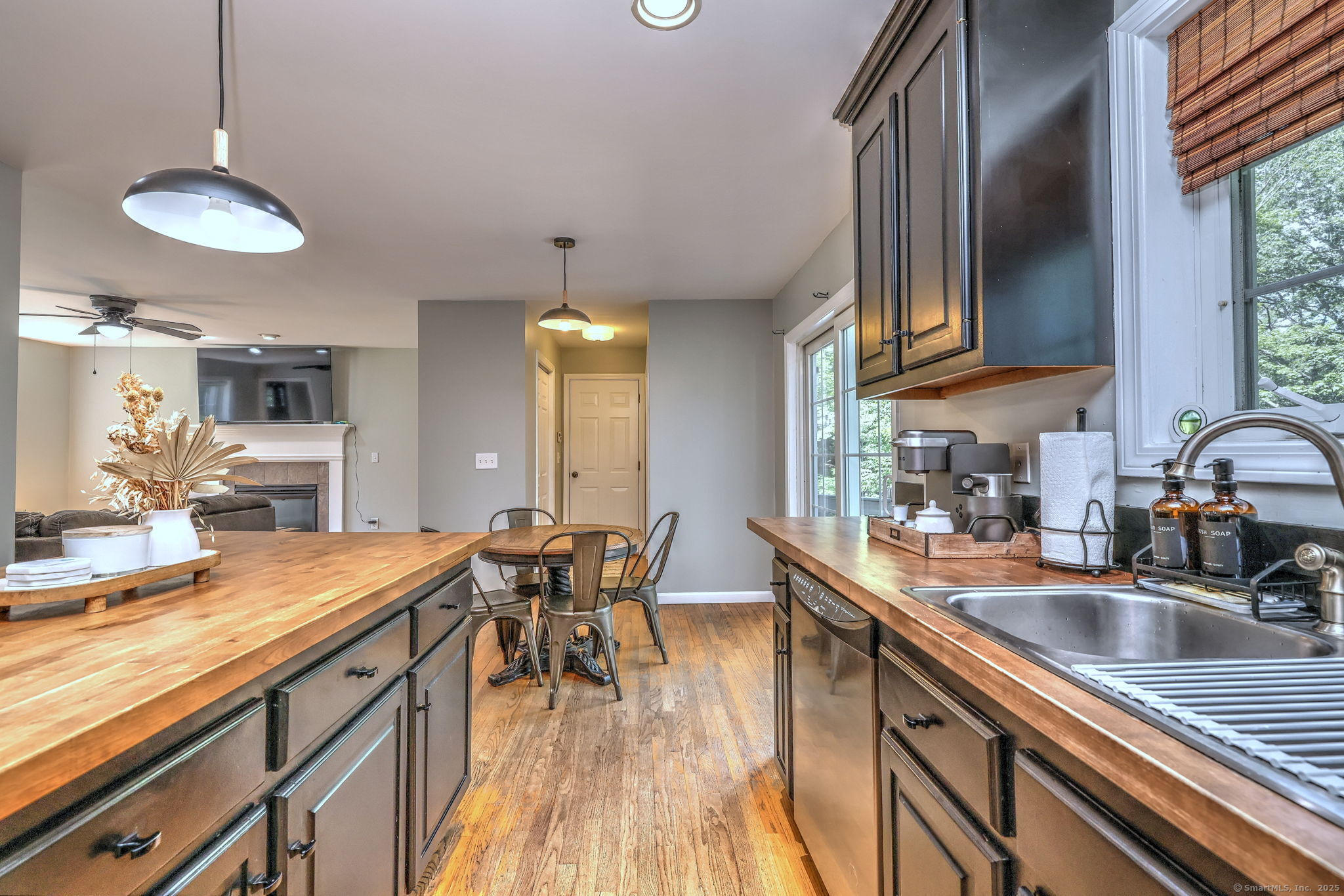 Shelton, Connecticut, 06484, United States, 4 Bedrooms Bedrooms, ,4 BathroomsBathrooms,Residential,For Sale,2001799