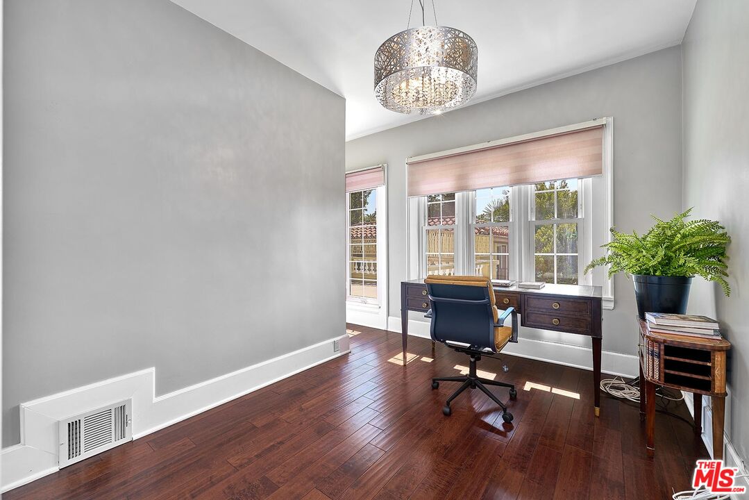 Los Angeles, California, 90005, United States, 5 Bedrooms Bedrooms, ,6 BathroomsBathrooms,Residential,For Sale,1907226