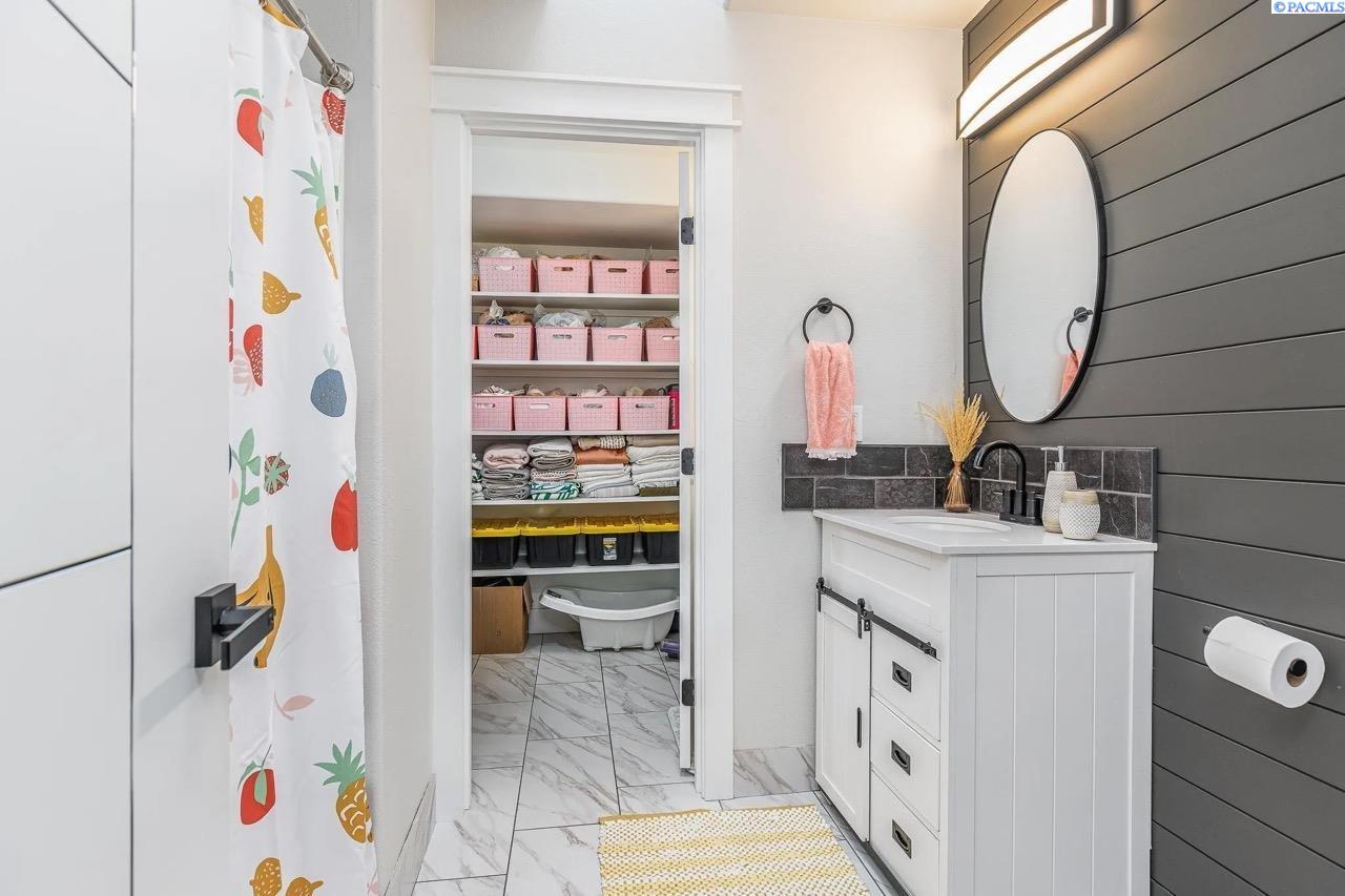 Kennewick, Washington, 99336, United States, 7 Bedrooms Bedrooms, ,7 BathroomsBathrooms,Residential,For Sale,1983847