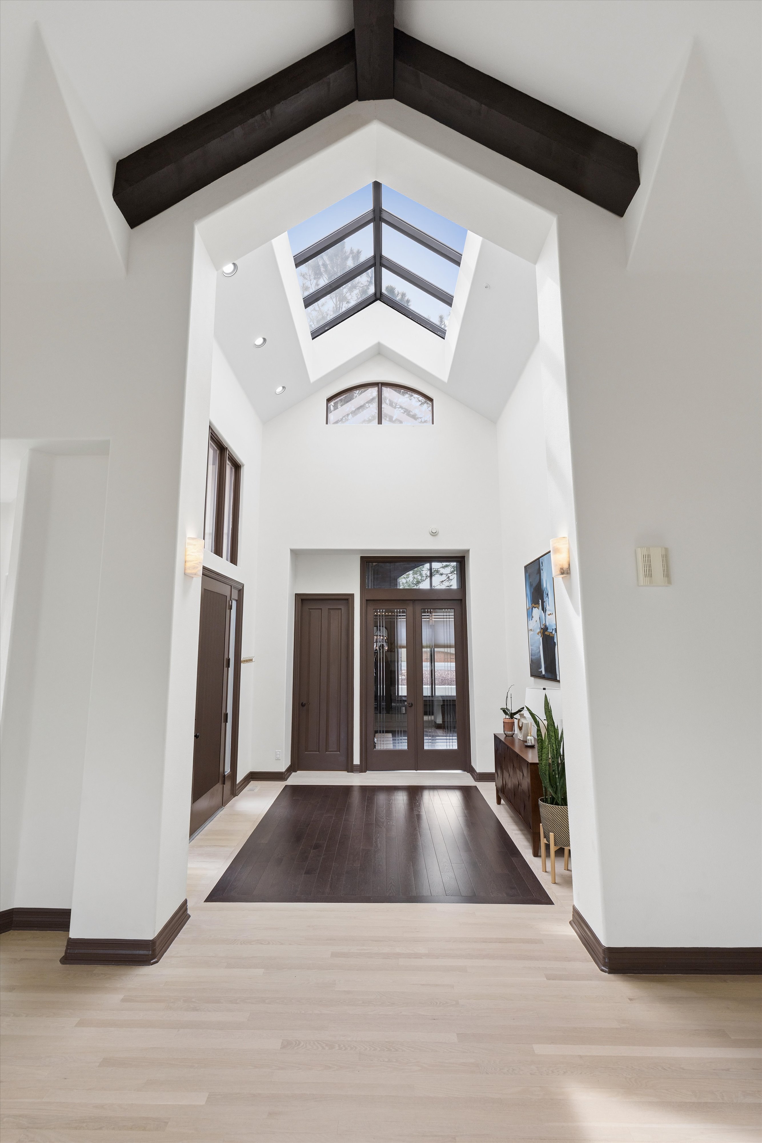  Remodeled 4 Bed 6 Bath Residence Offering Mountain, Sunset Views & Privacy - 物件實景