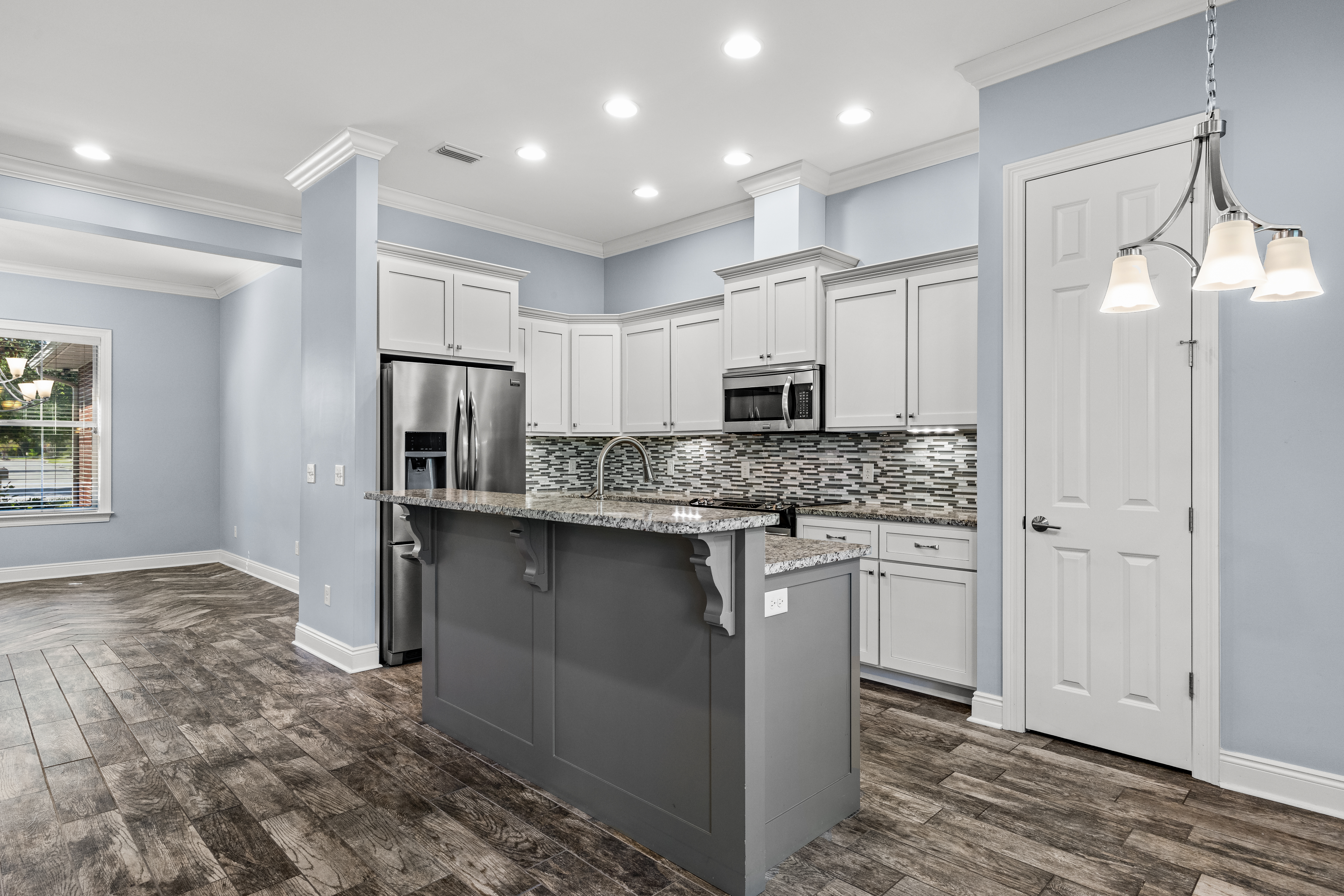  Spacious Custom Home With Energy-Efficient Design Near Schools And Everyday Serv - 物件實景