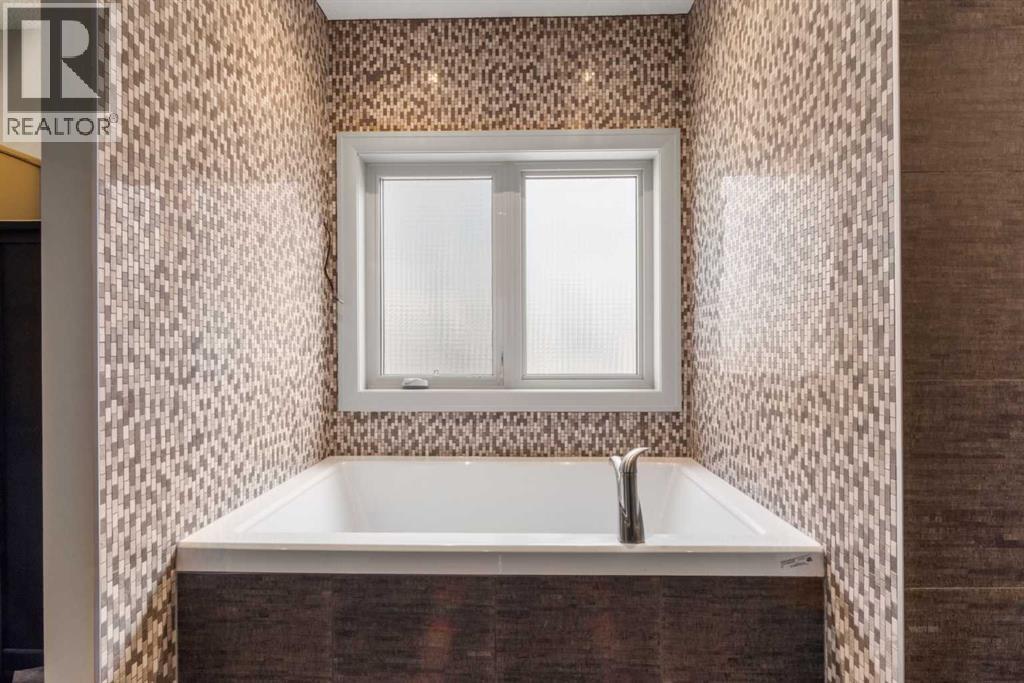 CALGARY, Alberta, T2E 2A7, CA, 5 Bedrooms Bedrooms, ,3 BathroomsBathrooms,Residential,For Sale,1947976
