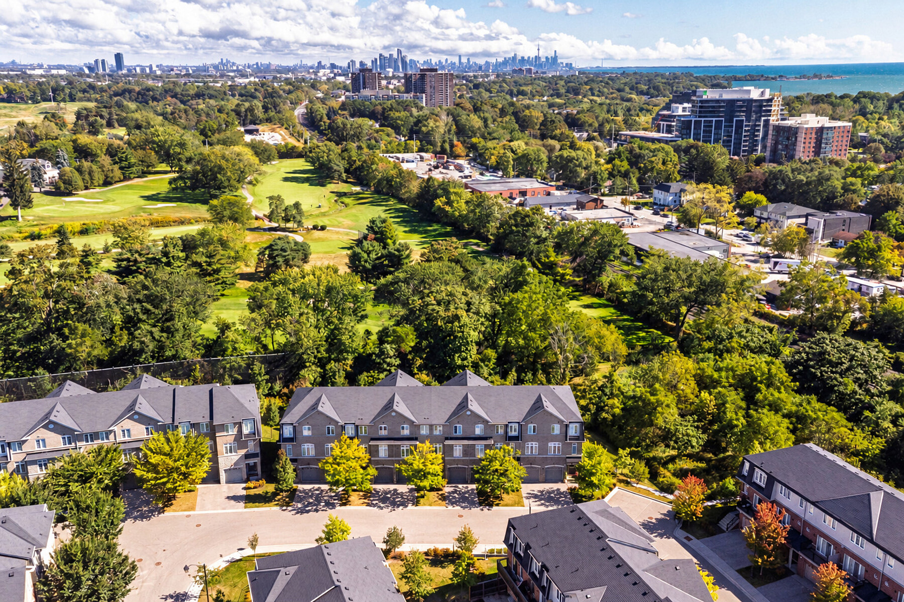  Iconic Lakeview Townhome - 物件實景
