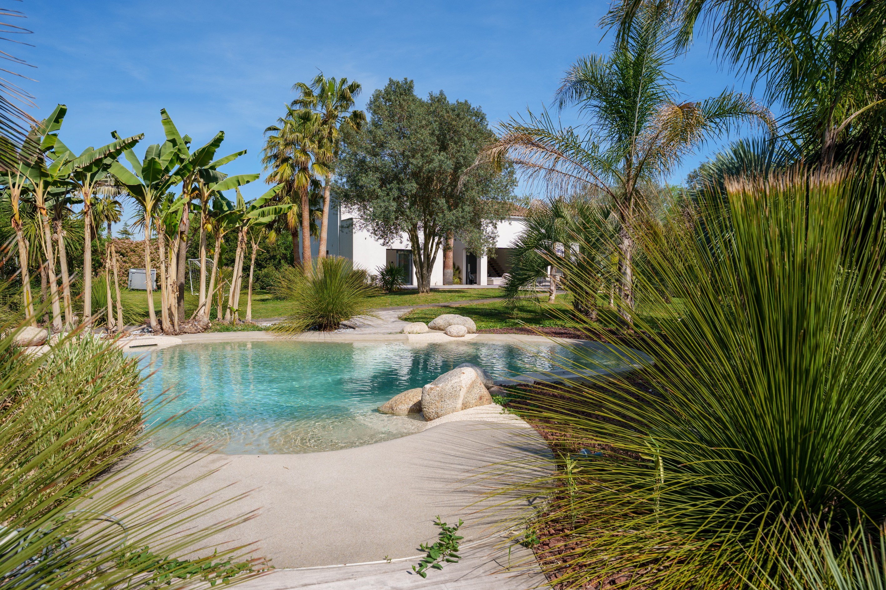  Contemporary villa with landscaped grounds and lagoon-style pool – Lattes - 物件實景