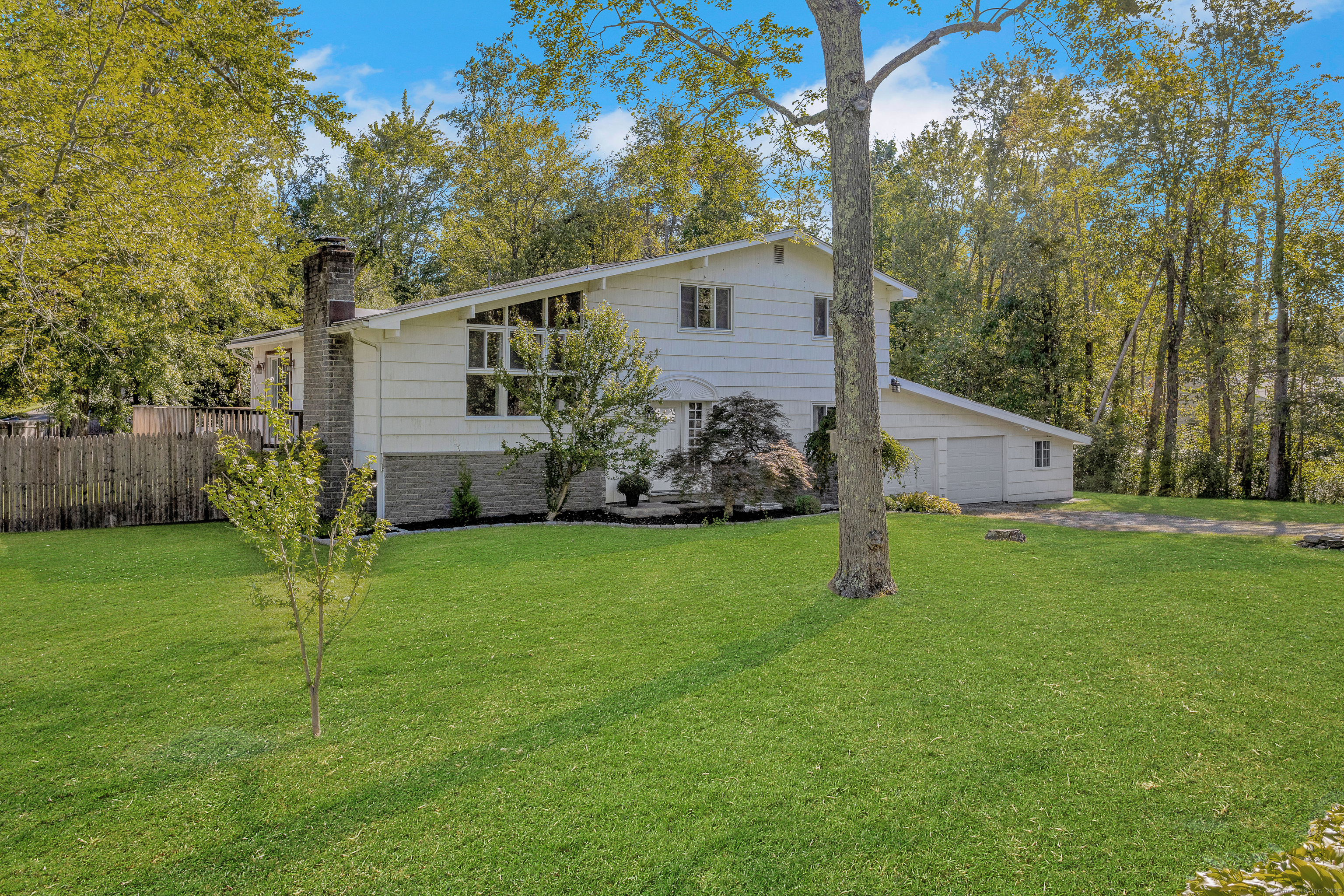 Brookfield, Connecticut, 06804, United States, 3 Bedrooms Bedrooms, ,2 BathroomsBathrooms,Residential,For Sale,1934306