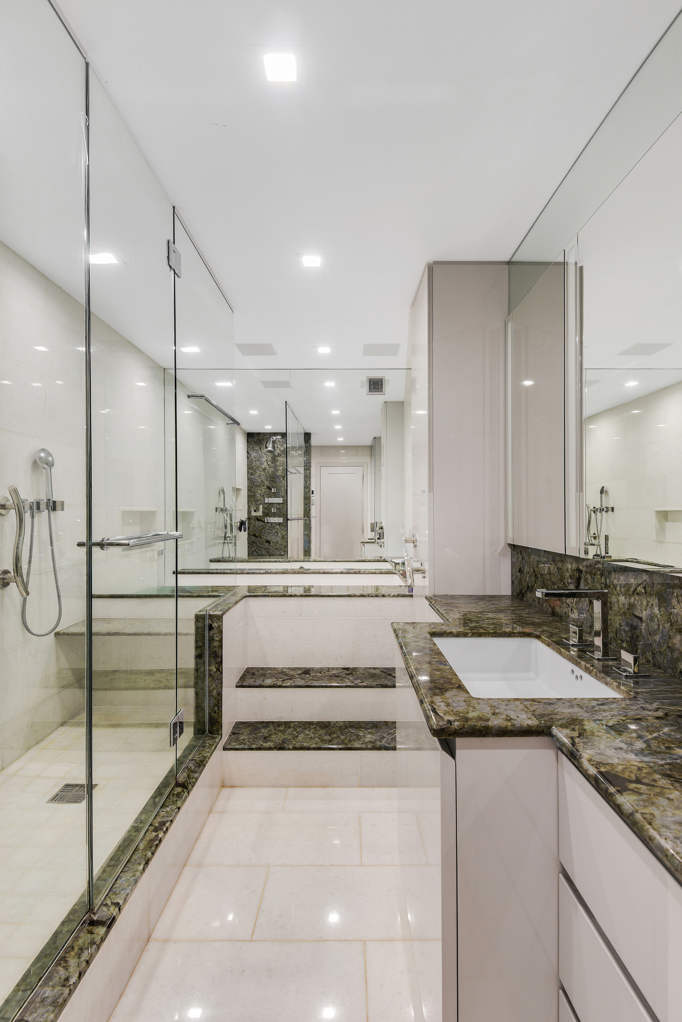  360 East 72nd Street - 物件實景