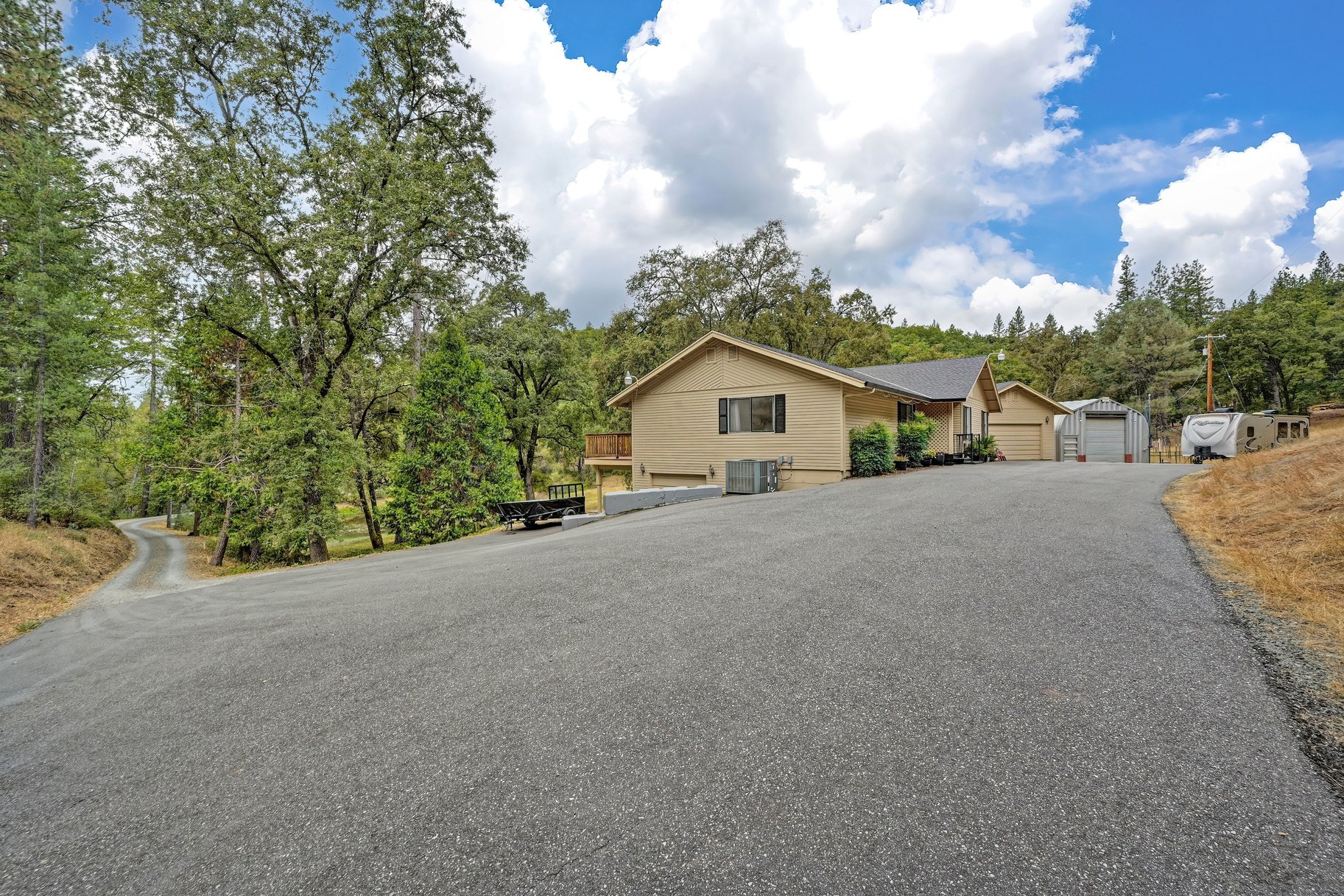  Spacious Grass Valley Country Property, 5 acres, shop and pond - 物件實景