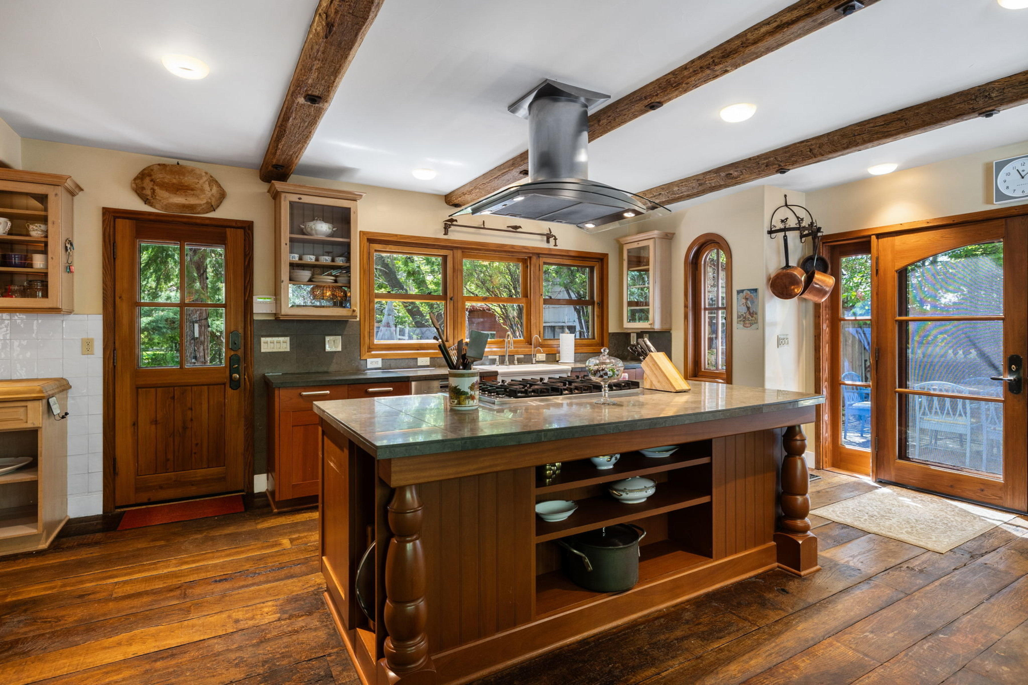  Historic home with 2 guest homes on 1.24 acres with a pool - 物件實景