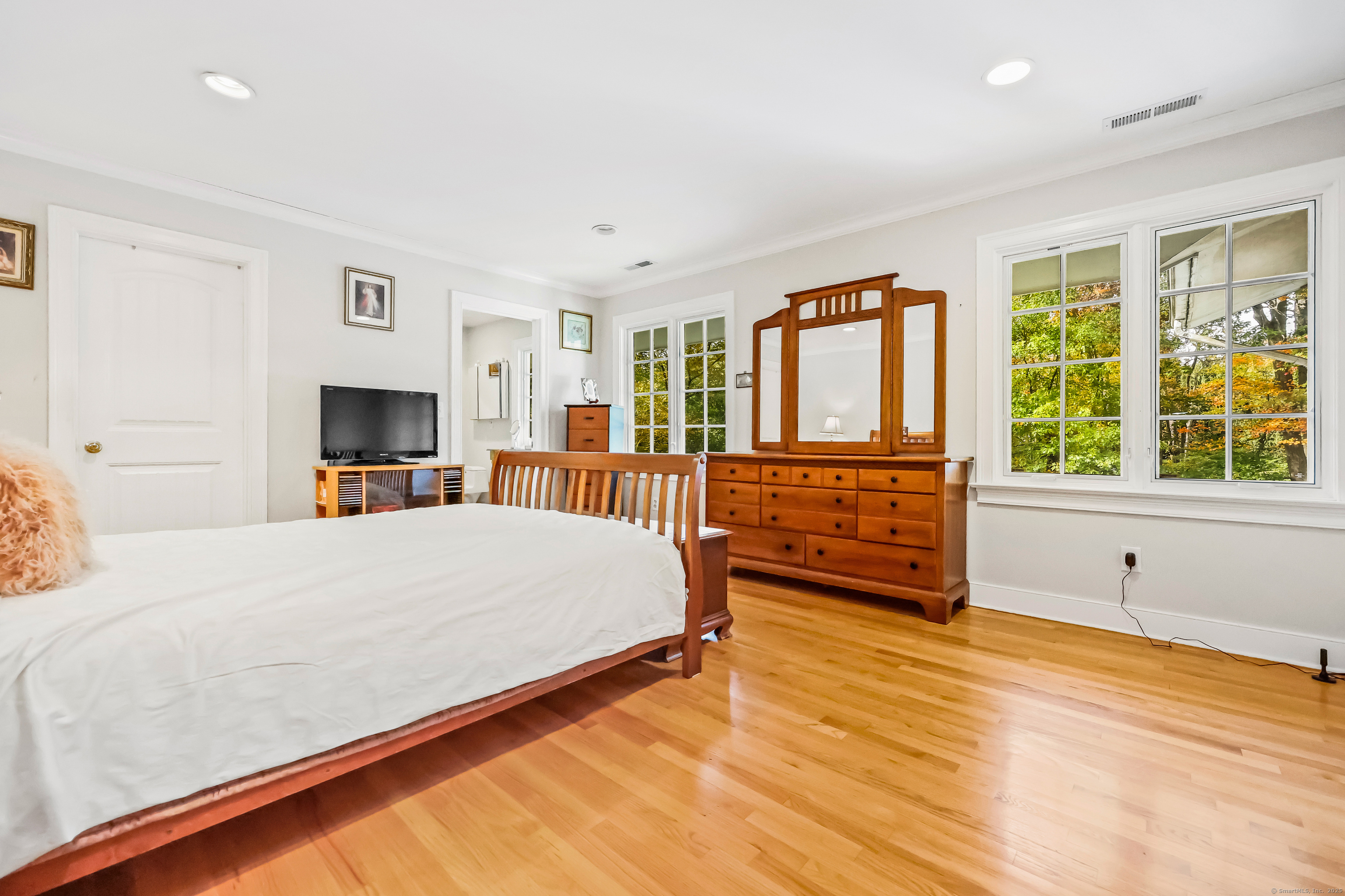 Fairfield, Connecticut, 06880, United States, 3 Bedrooms Bedrooms, ,3 BathroomsBathrooms,Residential,For Sale,1992139