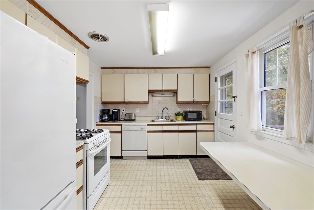 Sudbury, Massachusetts, 01776, United States, 3 Bedrooms Bedrooms, ,2 BathroomsBathrooms,Residential,For Sale,1991696