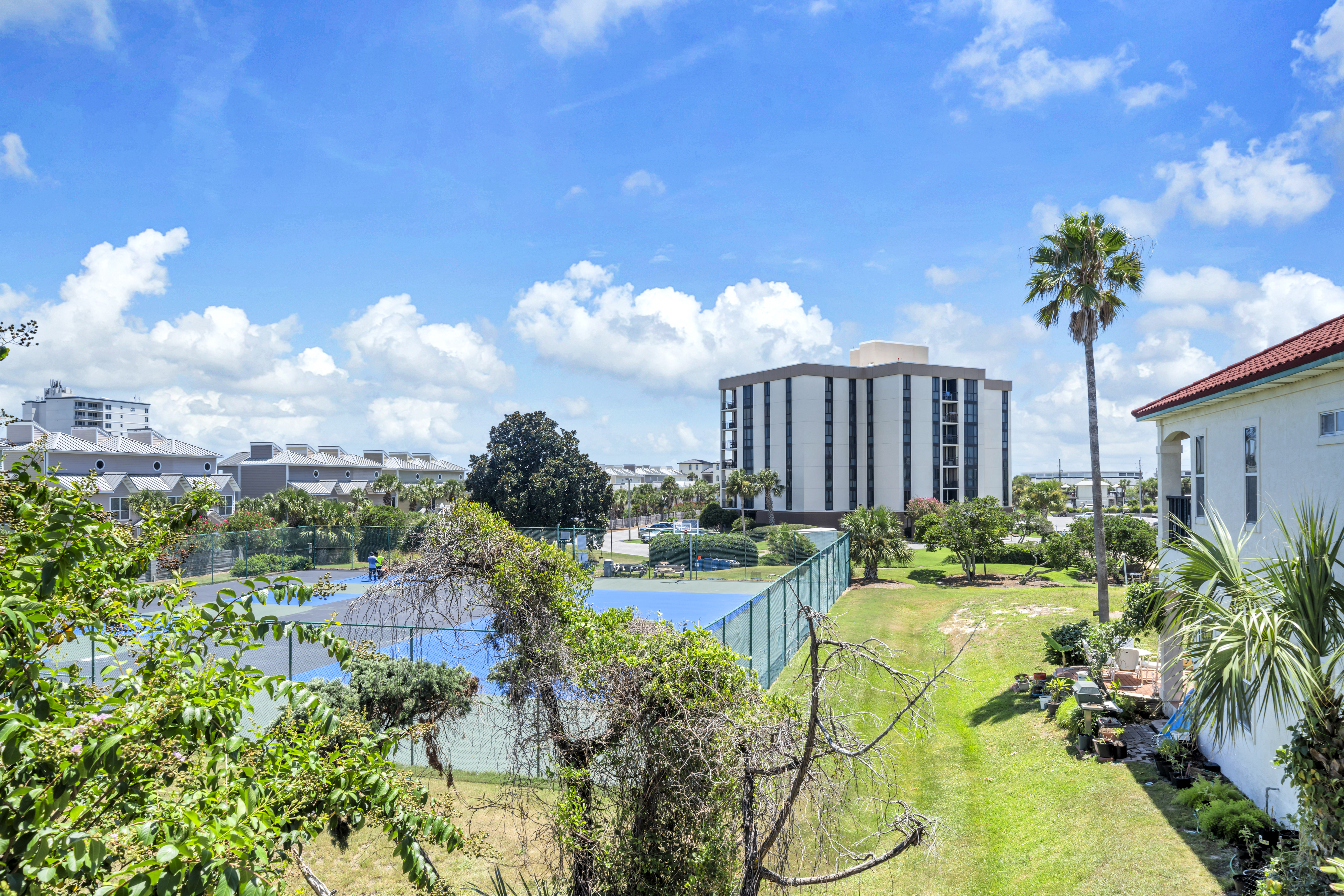  Turnkey Coastal Retreat With Private Garden Oasis - 物件實景