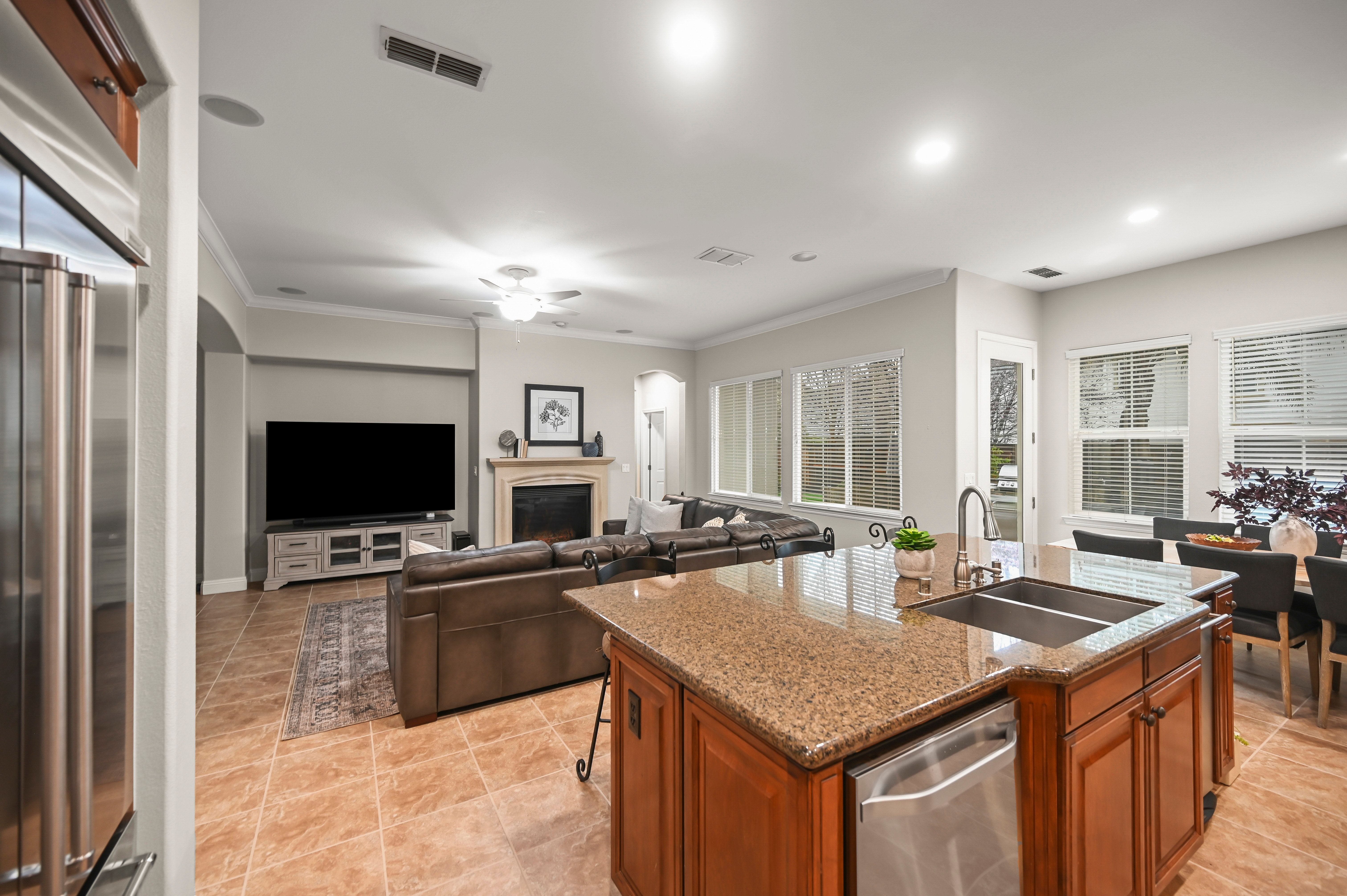  Stunning Monterosso Estate on Private Court with Designer Indoor-Outdoor Living - 物件實景