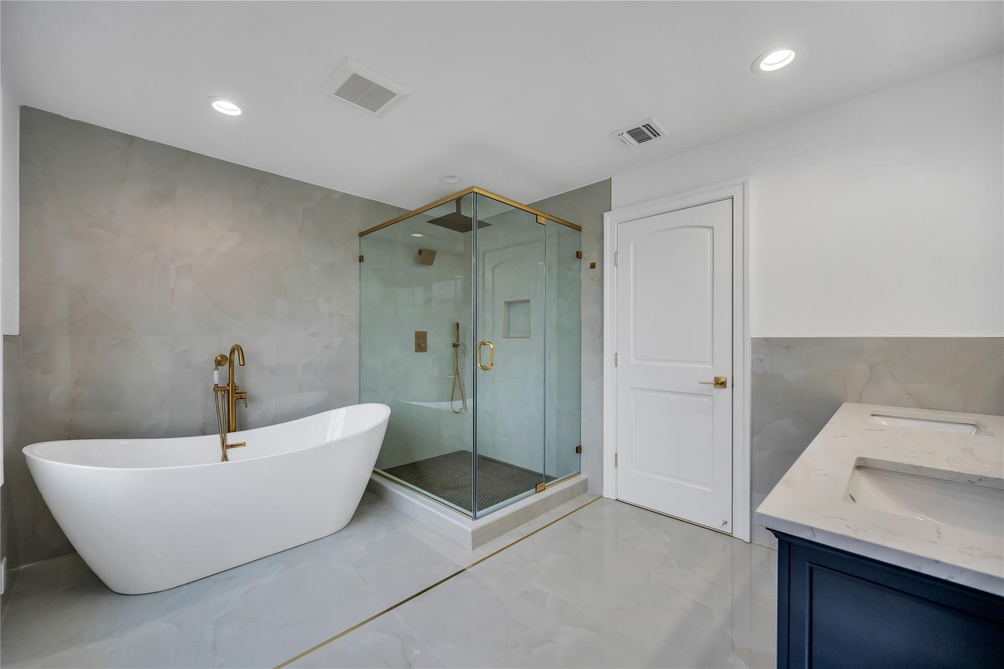Levittown, New York, 11756, United States, 5 Bedrooms Bedrooms, ,4 BathroomsBathrooms,Residential,For Sale,1849977
