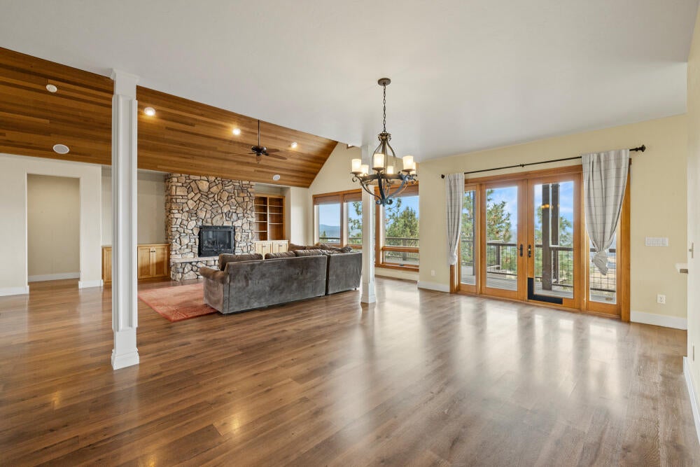 Klamath Falls, Oregon, 97601, United States, 4 Bedrooms Bedrooms, ,3 BathroomsBathrooms,Residential,For Sale,1987766