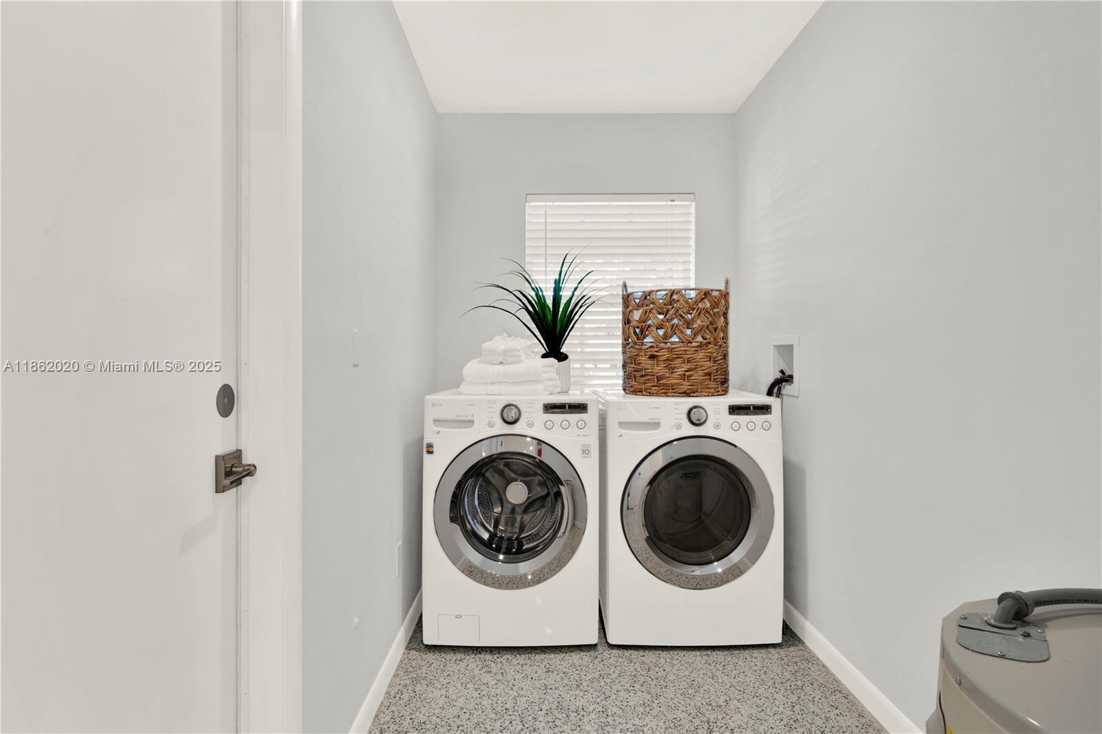 Miami, Florida, 33157, United States, 2 Bedrooms Bedrooms, ,1 BathroomBathrooms,Residential,For Sale,1932105