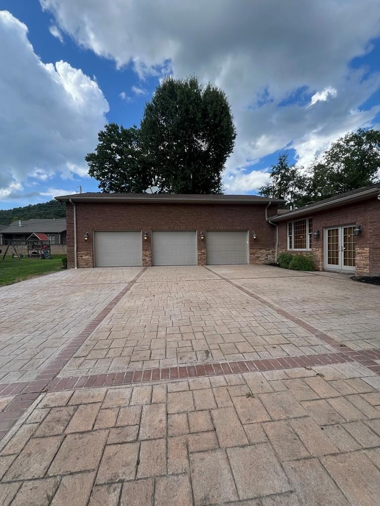 Pikeville, Kentucky, 41501, United States, 4 Bedrooms Bedrooms, ,5 BathroomsBathrooms,Residential,For Sale,1916464