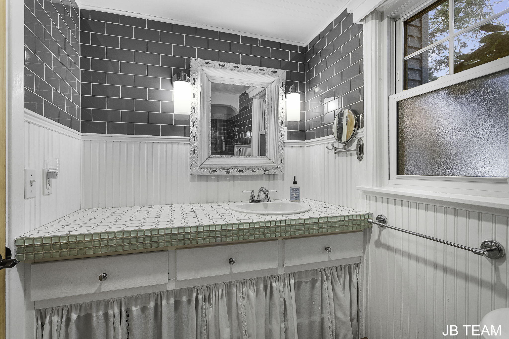Holland, Michigan, 49423, United States, 3 Bedrooms Bedrooms, ,2 BathroomsBathrooms,Residential,For Sale,1827568