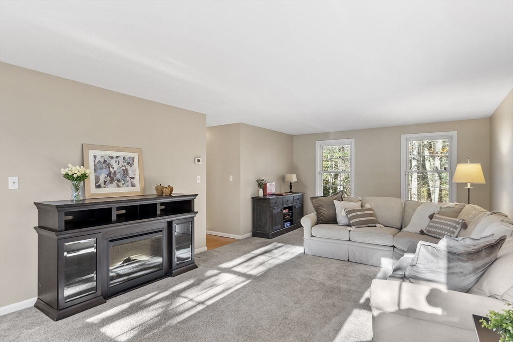 Dracut, Massachusetts, 01826, United States, 3 Bedrooms Bedrooms, ,2 BathroomsBathrooms,Residential,For Sale,1988134