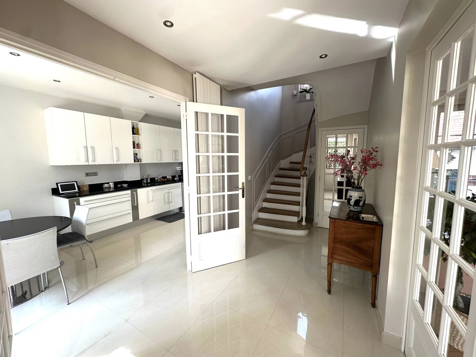 Le Vésinet, Île-de-France, 78110, FR, 6 Bedrooms Bedrooms, ,5 BathroomsBathrooms,Residential,For Sale,1994662