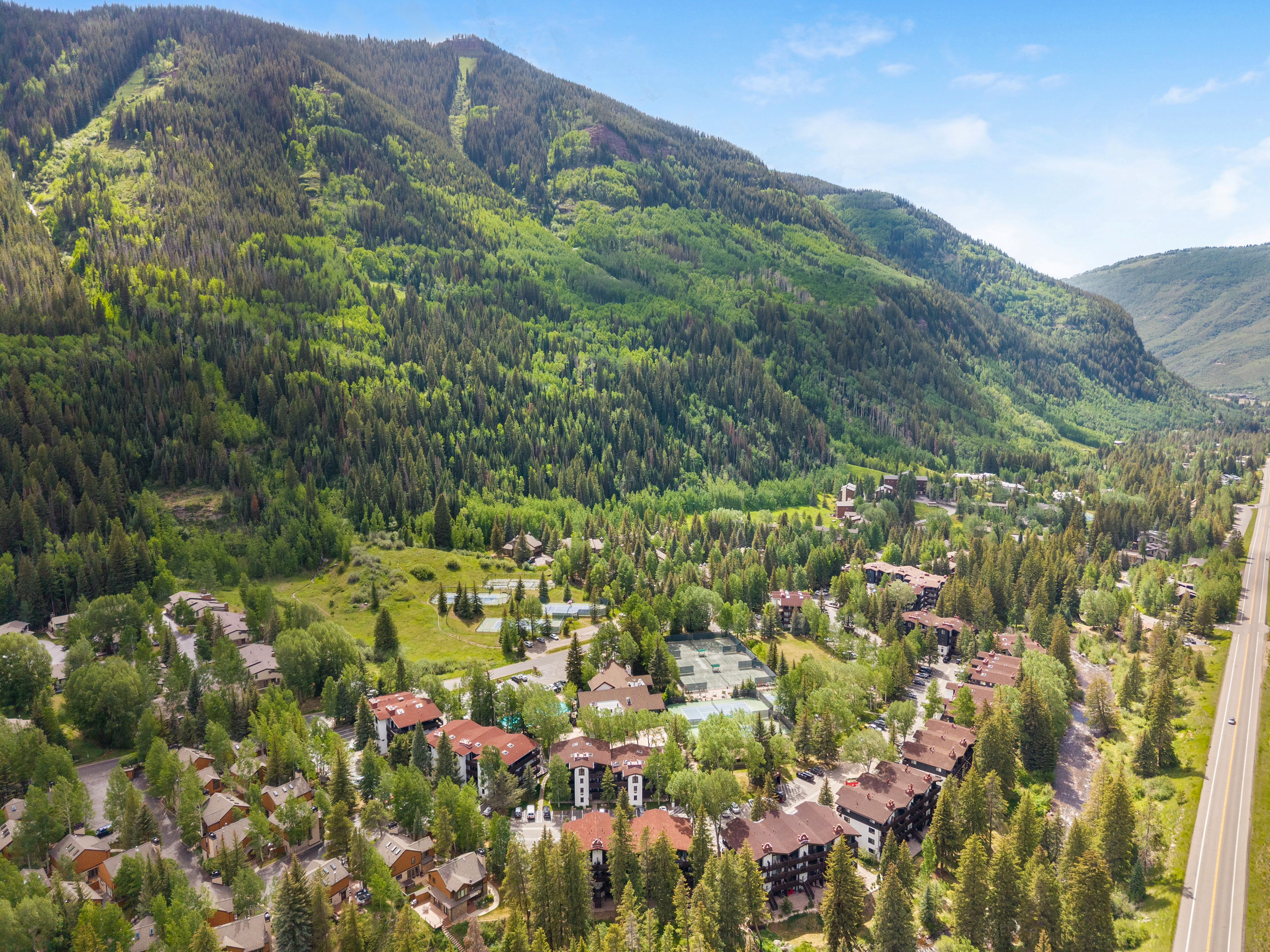 Located a Sweeping Bend of Gore Creek with Resort-Style Amenities - 物件實景
