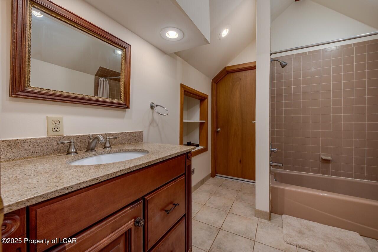 Dallas, Pennsylvania, 18612, United States, 5 Bedrooms Bedrooms, ,3 BathroomsBathrooms,Residential,For Sale,2006135