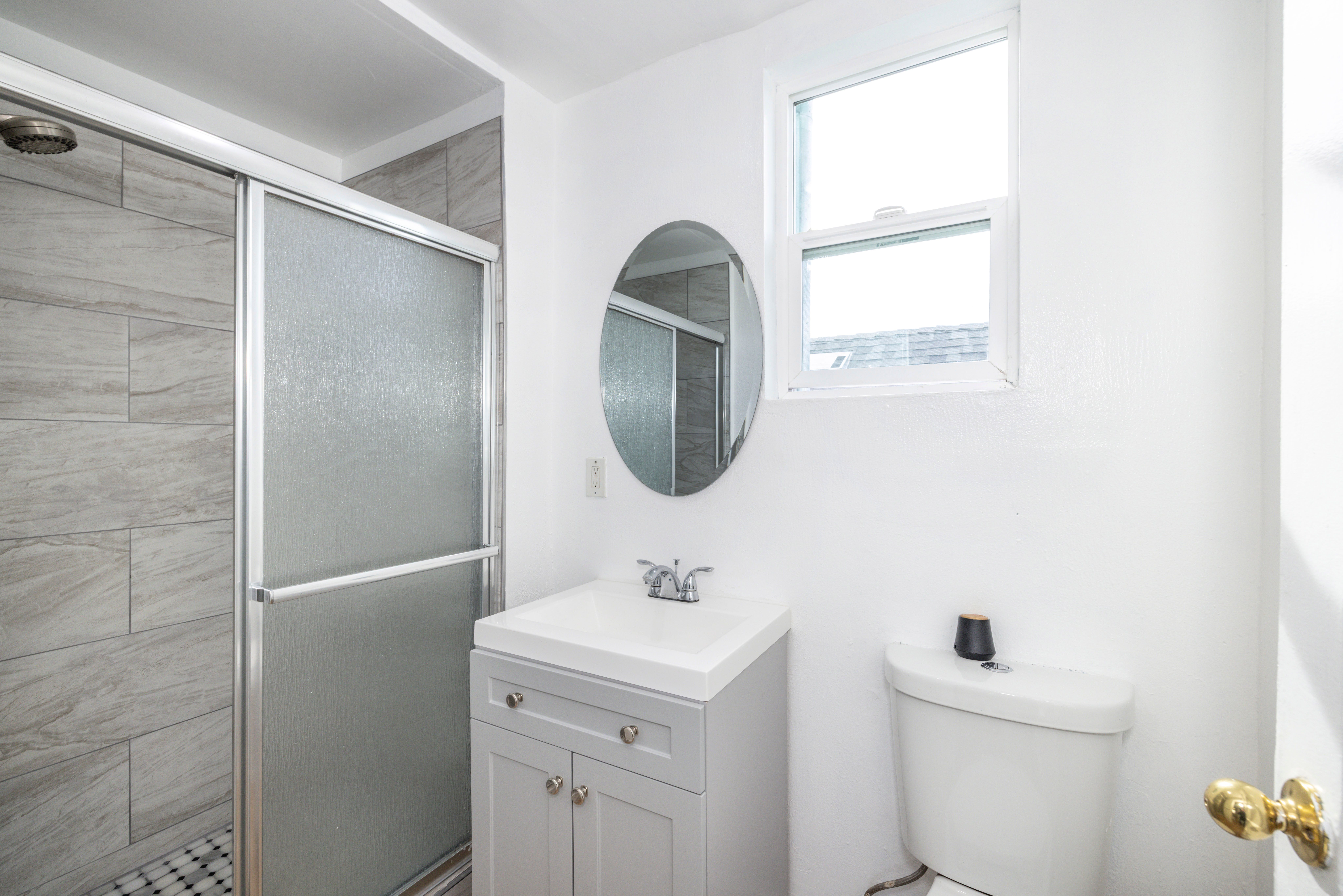  Spacious Two-Level Home with Large Backyard - 物件實景