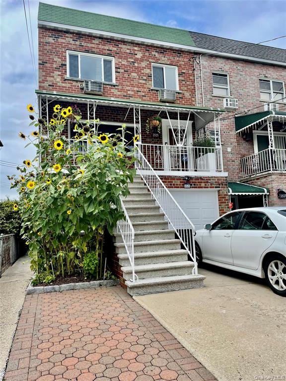 Bronx, New York, 10469, United States, 4 Bedrooms Bedrooms, ,2 BathroomsBathrooms,Residential,For Sale,1927871