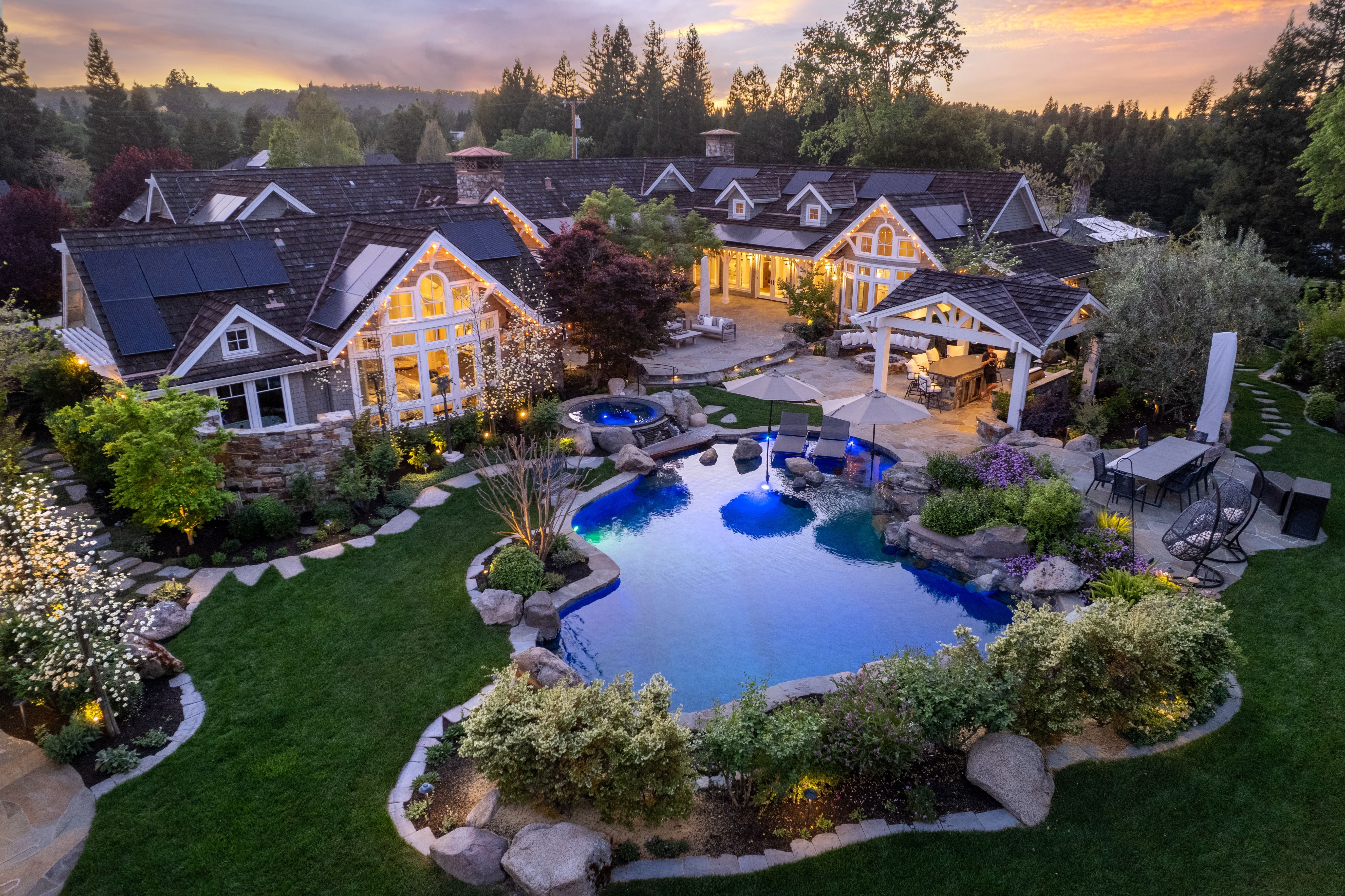  A Private One-Acre Compound Defined by Craftsmanship, Scale and Resort Living - 物件實景