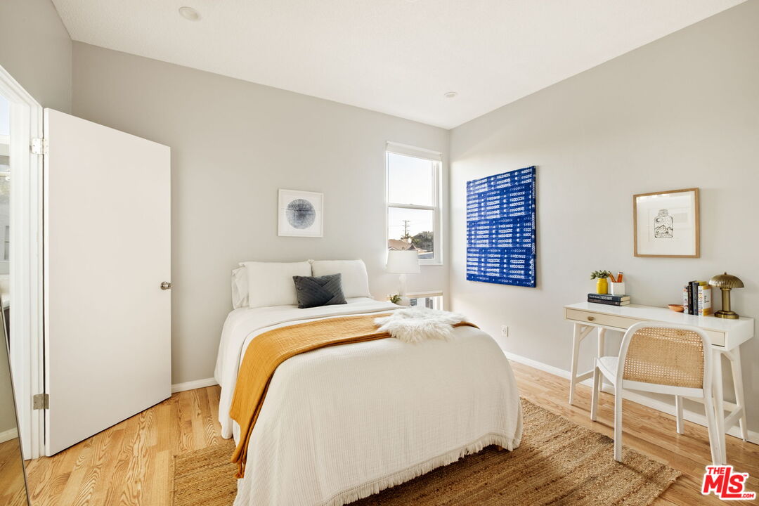 Los Angeles, California, 90034, United States, 2 Bedrooms Bedrooms, ,3 BathroomsBathrooms,Residential,For Sale,1991058