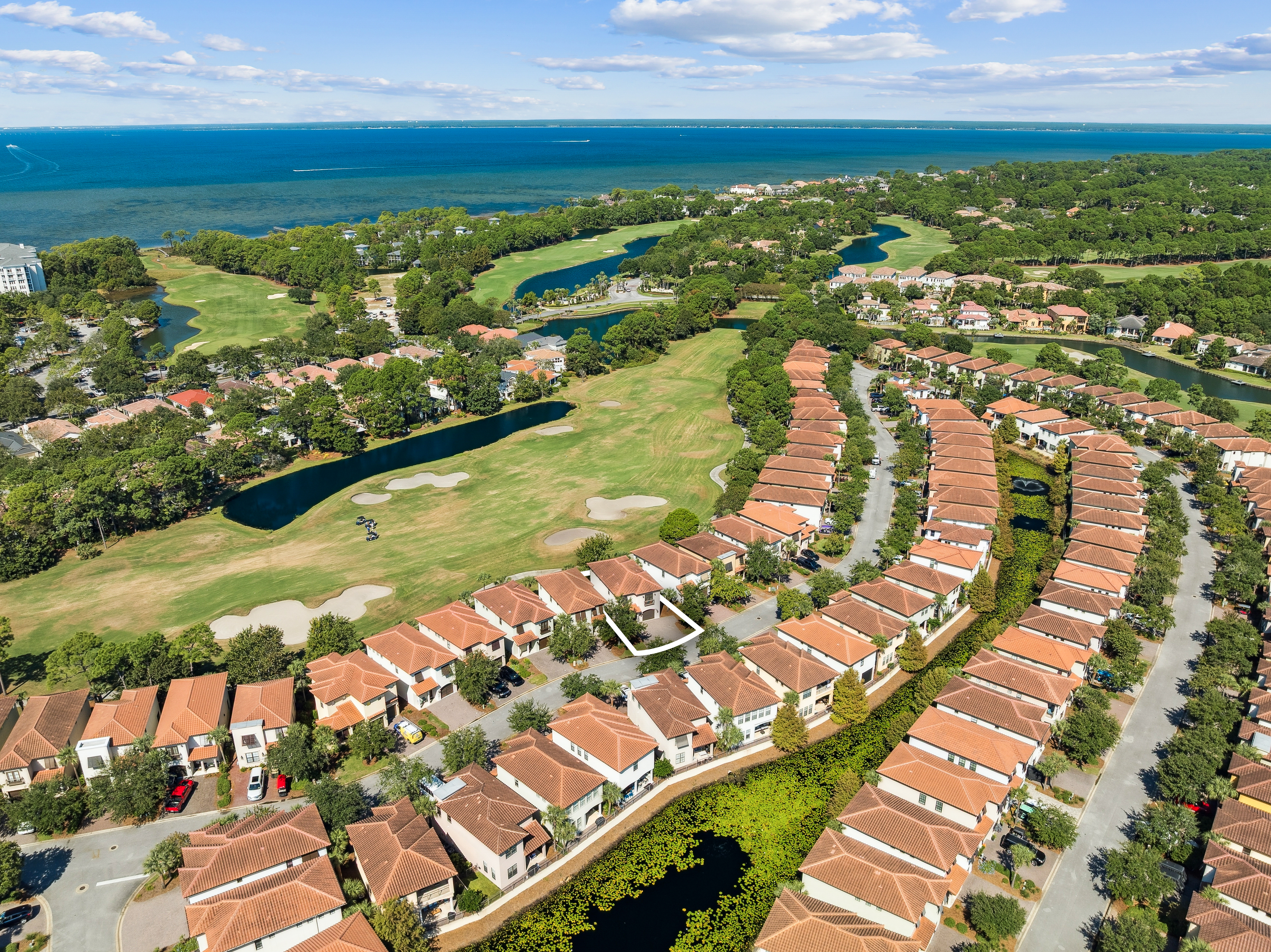  Fully Furnished Golf Course Retreat with Private Balconies and Garage - 物件實景