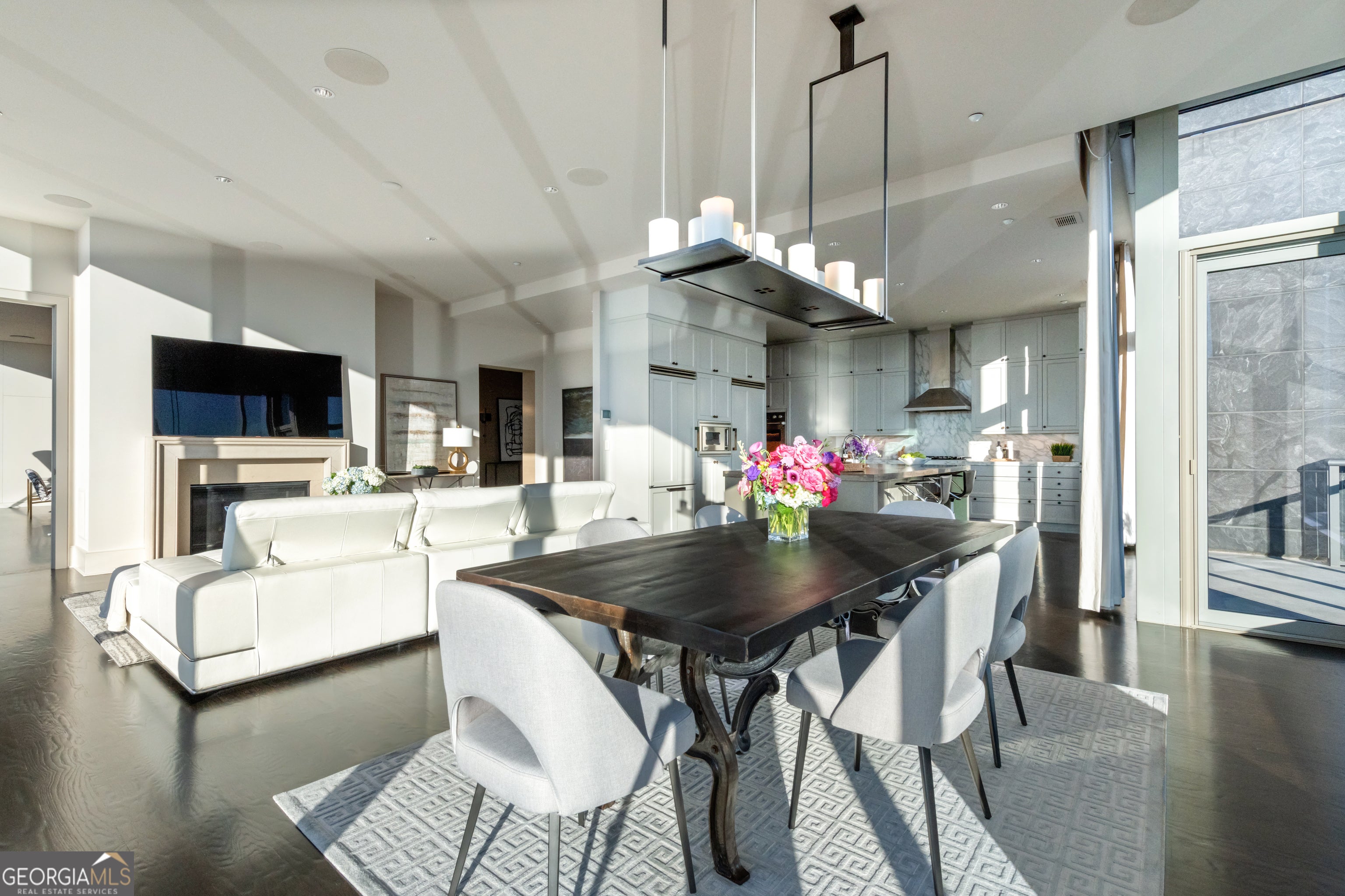 Atlanta, Georgia, 30326, United States, 3 Bedrooms Bedrooms, ,4 BathroomsBathrooms,Residential,For Sale,1858951