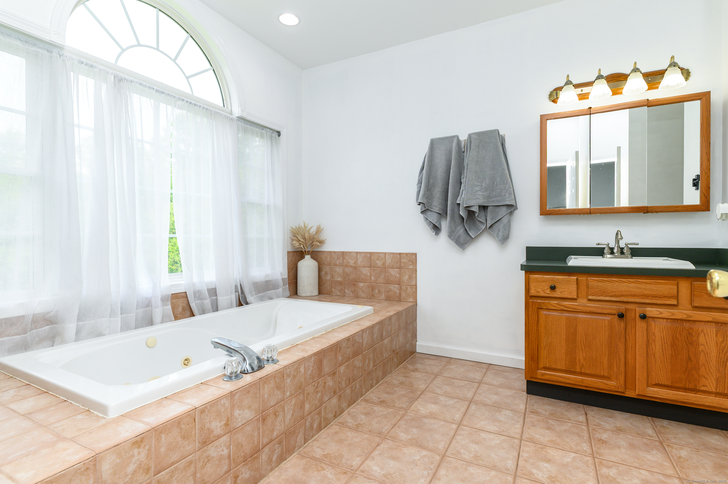 Seymour, Connecticut, 06483, United States, 4 Bedrooms Bedrooms, ,3 BathroomsBathrooms,Residential,For Sale,1913328