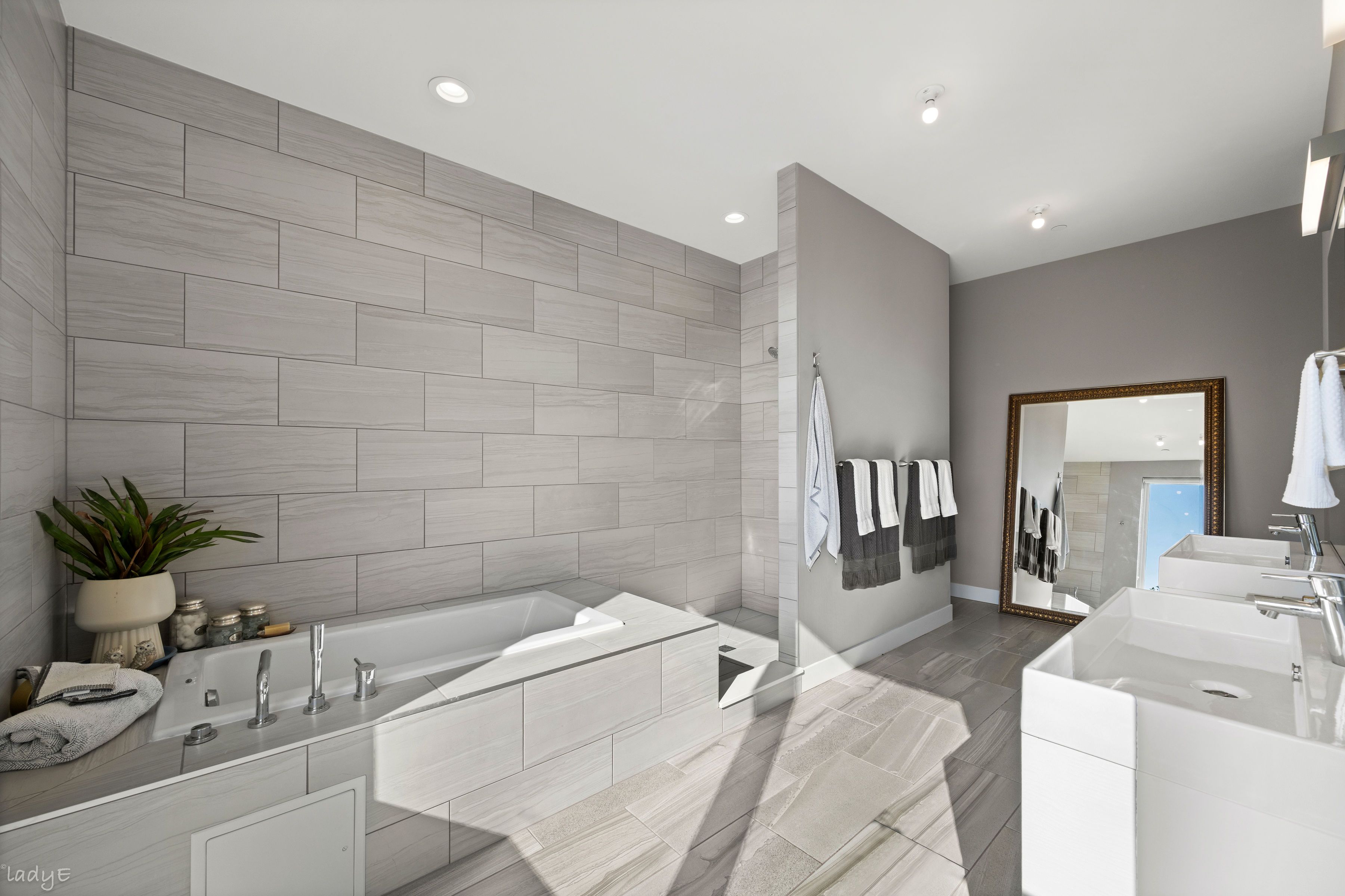  Distinctive Three-bedroom, 2.5-bath Townhome - 物件實景
