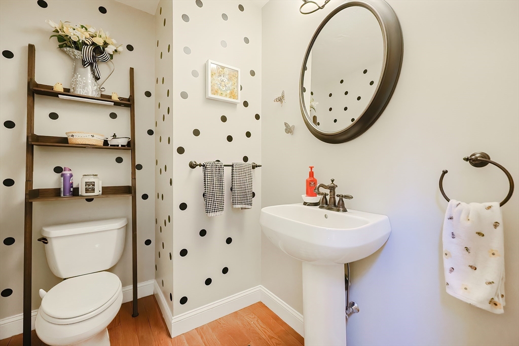 Northbridge, Massachusetts, 01534, United States, 4 Bedrooms Bedrooms, ,2 BathroomsBathrooms,Residential,For Sale,1977320