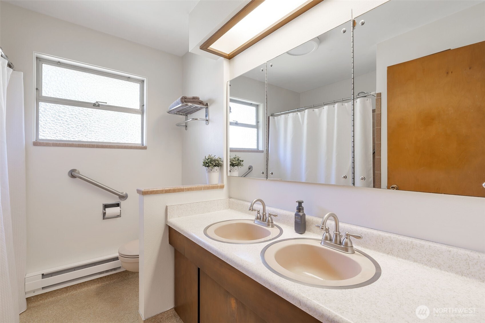 Seattle, Washington, 98125, United States, 4 Bedrooms Bedrooms, ,1 BathroomBathrooms,Residential,For Sale,1977932