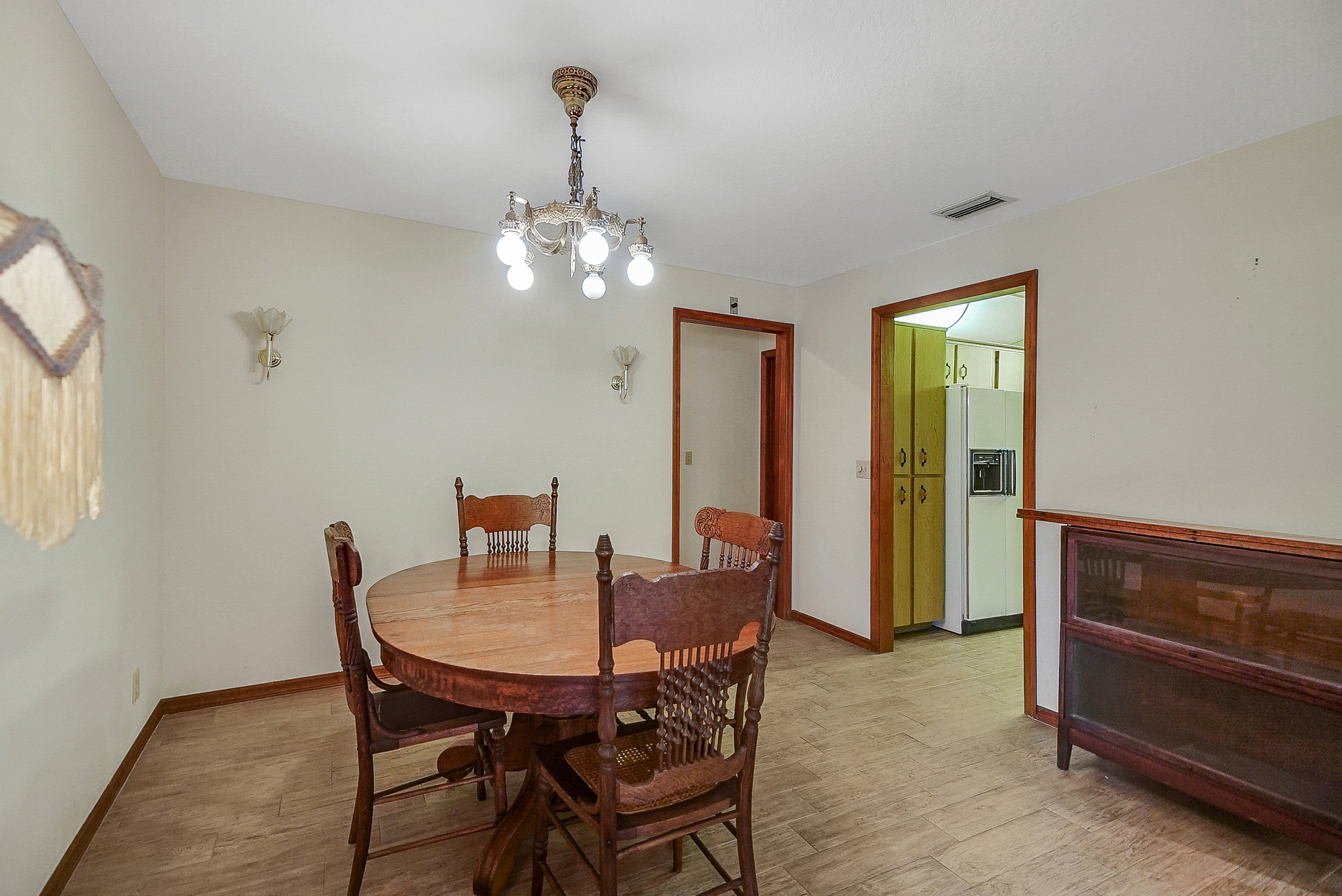 Lady Lake, Florida, 32159, United States, 4 Bedrooms Bedrooms, ,2 BathroomsBathrooms,Residential,For Sale,1873535