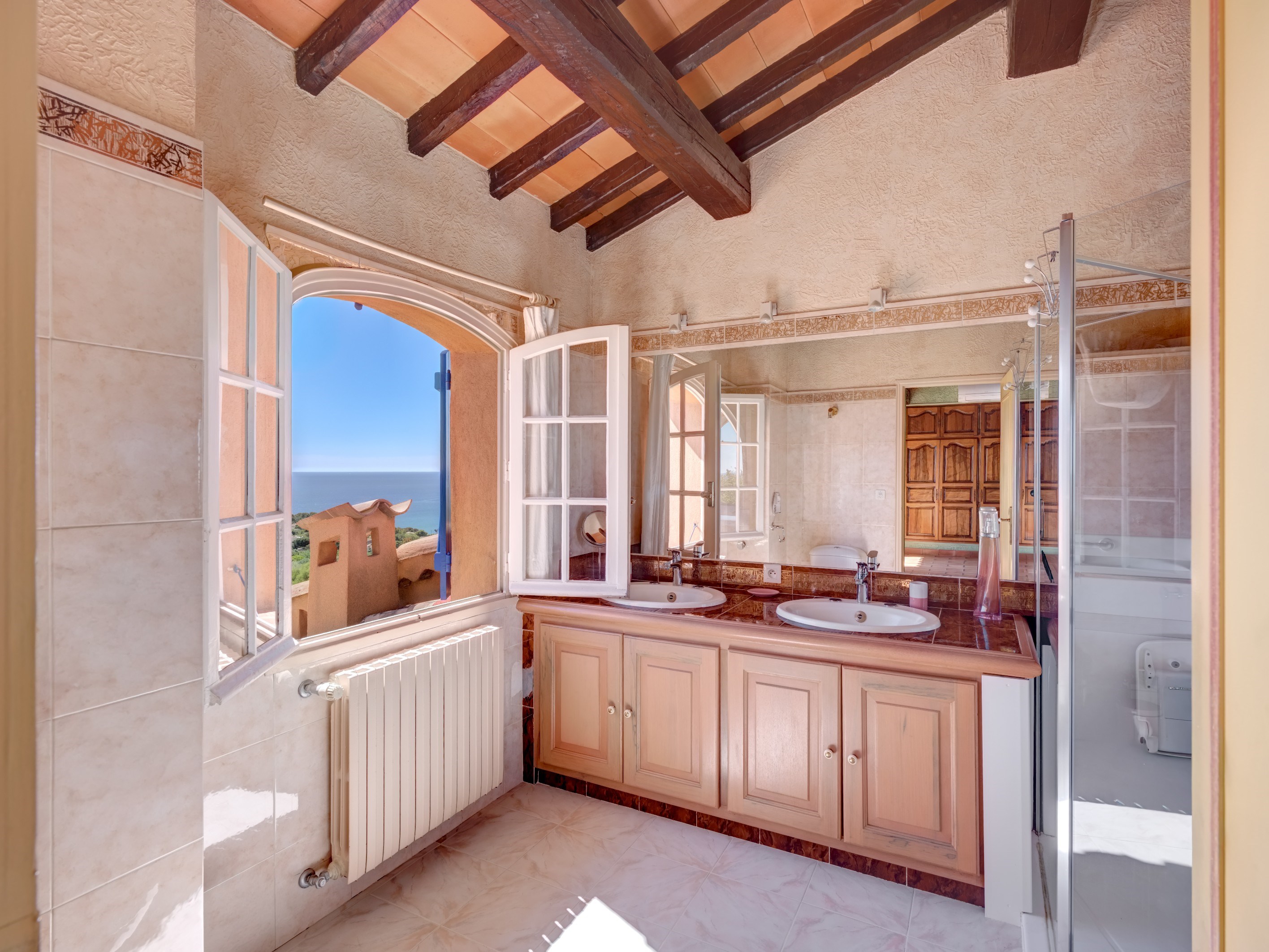 Sea-view Provençal villa: 1,500 m² plot with pool, in a residential area close … - 物件實景