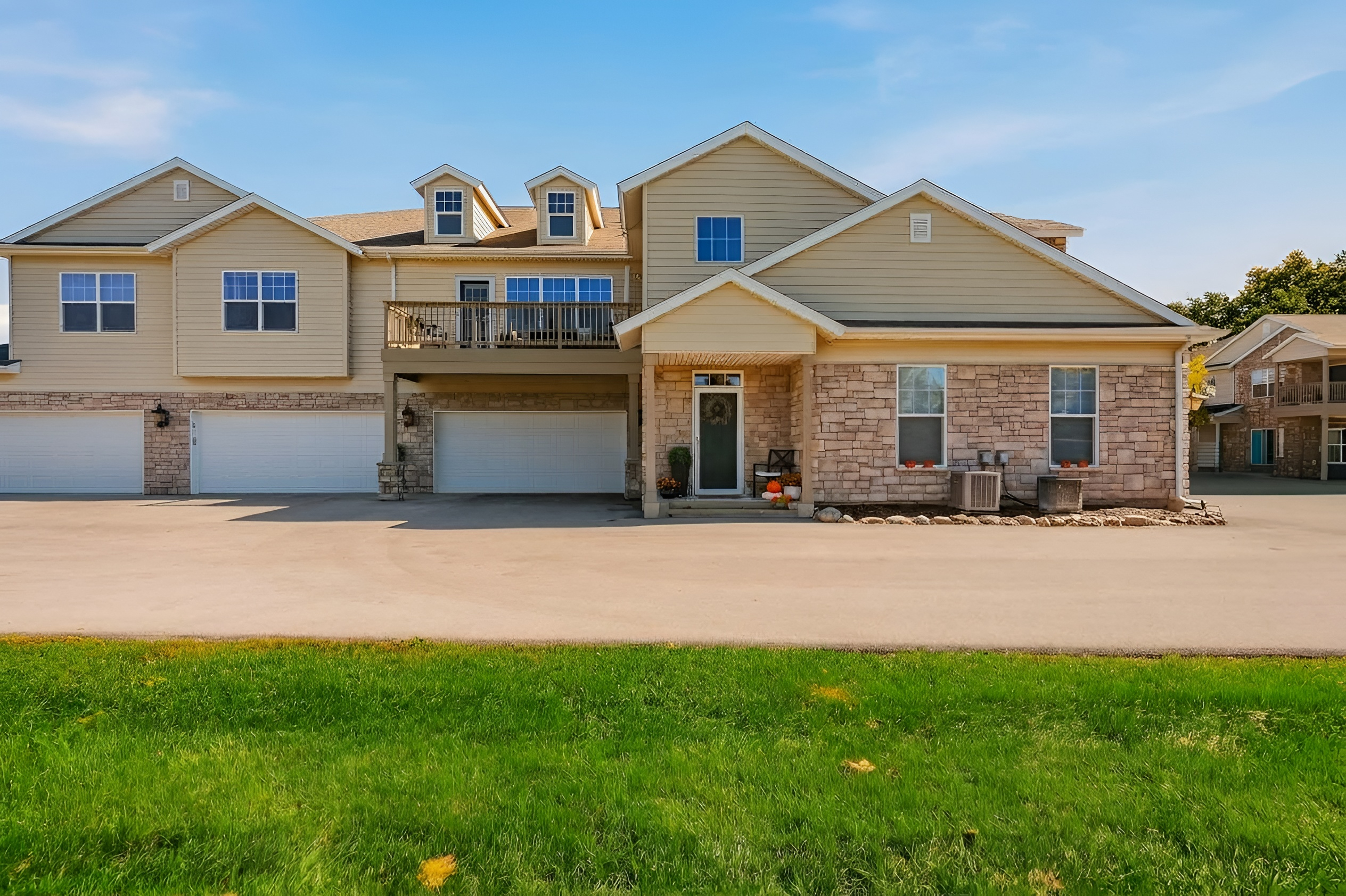  Pewaukee Condo with Scenic Pond Views & Resort Amenities - 物件實景