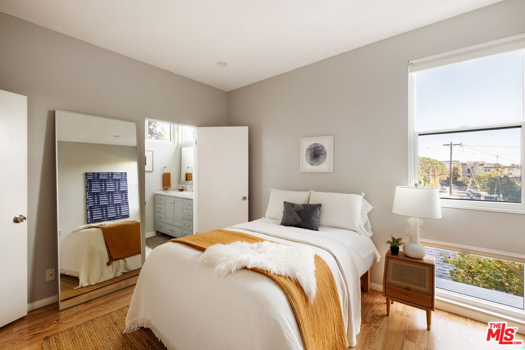 Los Angeles, California, 90034, United States, 2 Bedrooms Bedrooms, ,3 BathroomsBathrooms,Residential,For Sale,1991058