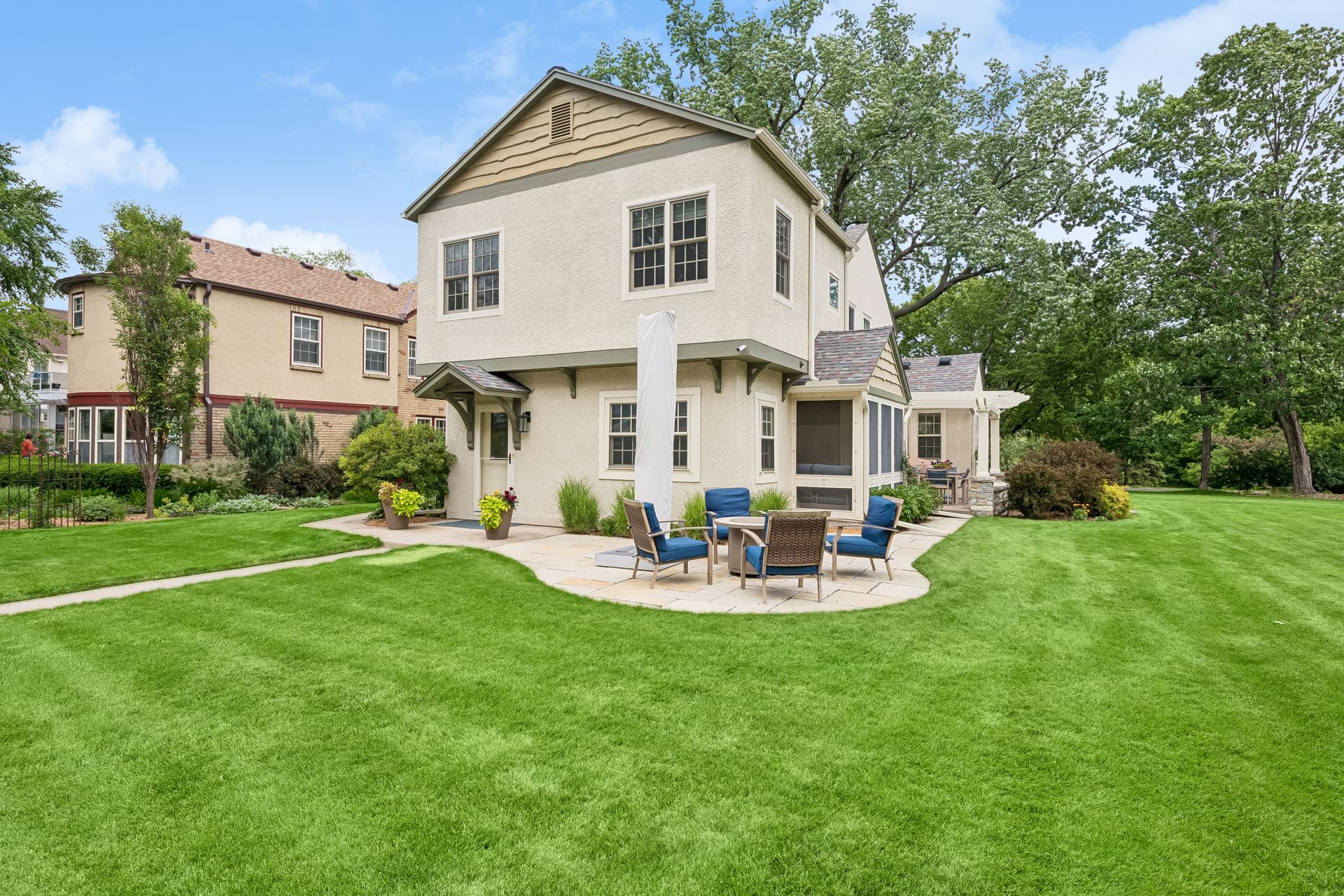  Thoughtfully Updated Tudor on a Rare Oversized Lot - 物件實景