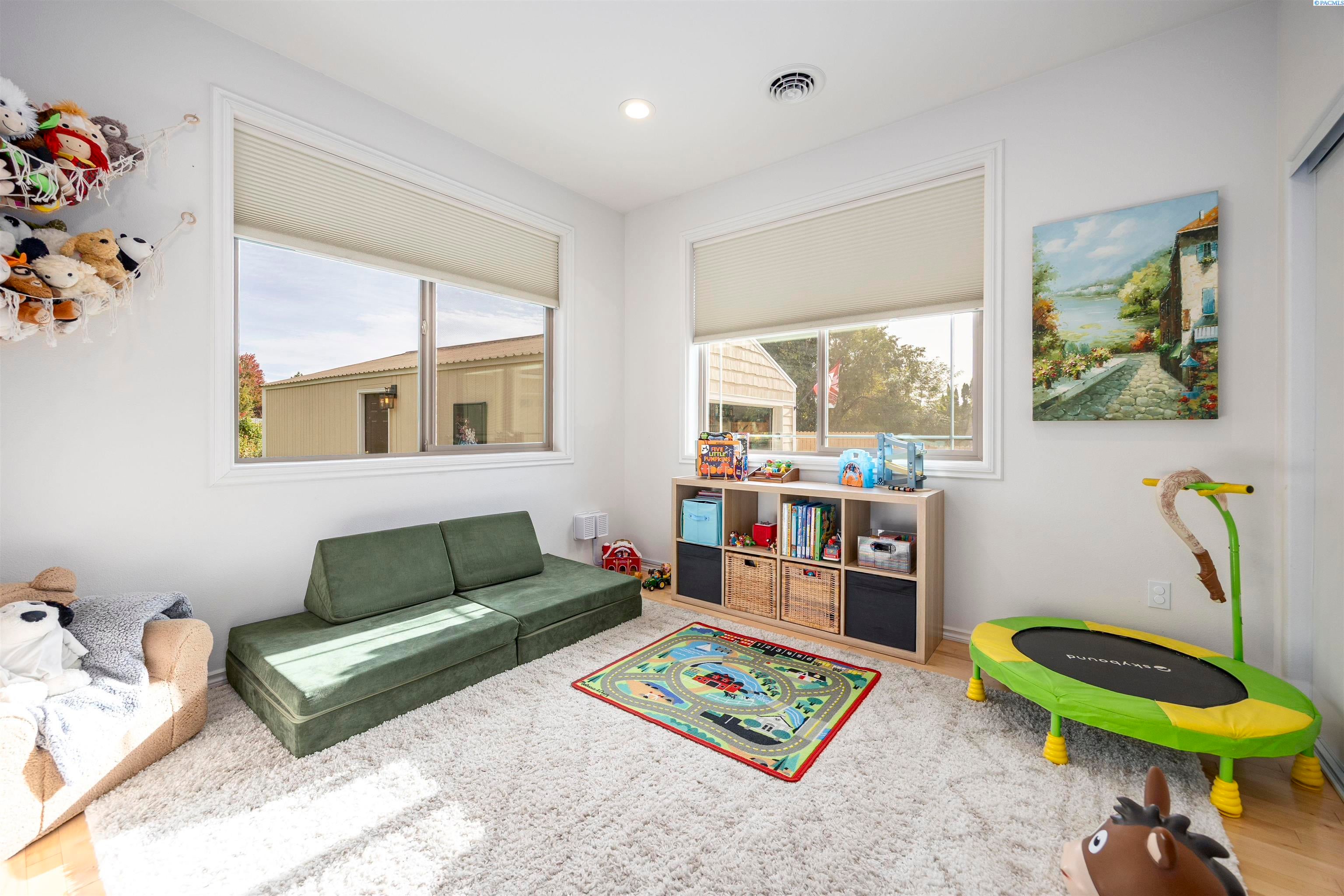 Pasco, Washington, 99301, United States, 3 Bedrooms Bedrooms, ,3 BathroomsBathrooms,Residential,For Sale,1981620