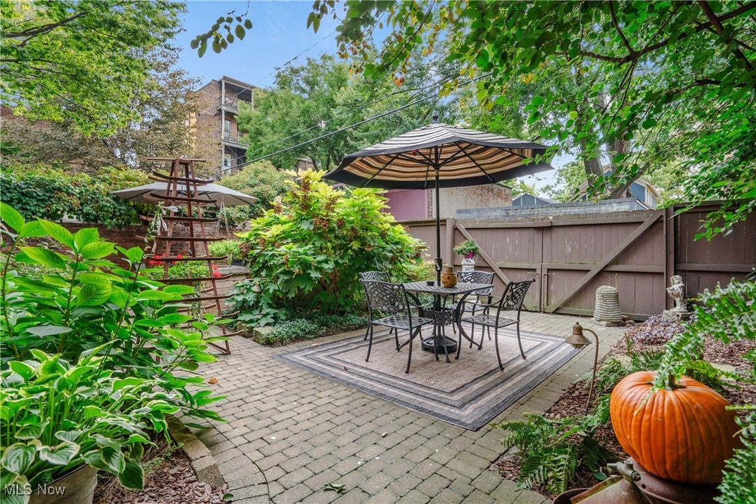 Cleveland, Ohio, 44113, United States, 3 Bedrooms Bedrooms, ,4 BathroomsBathrooms,Residential,For Sale,1984065