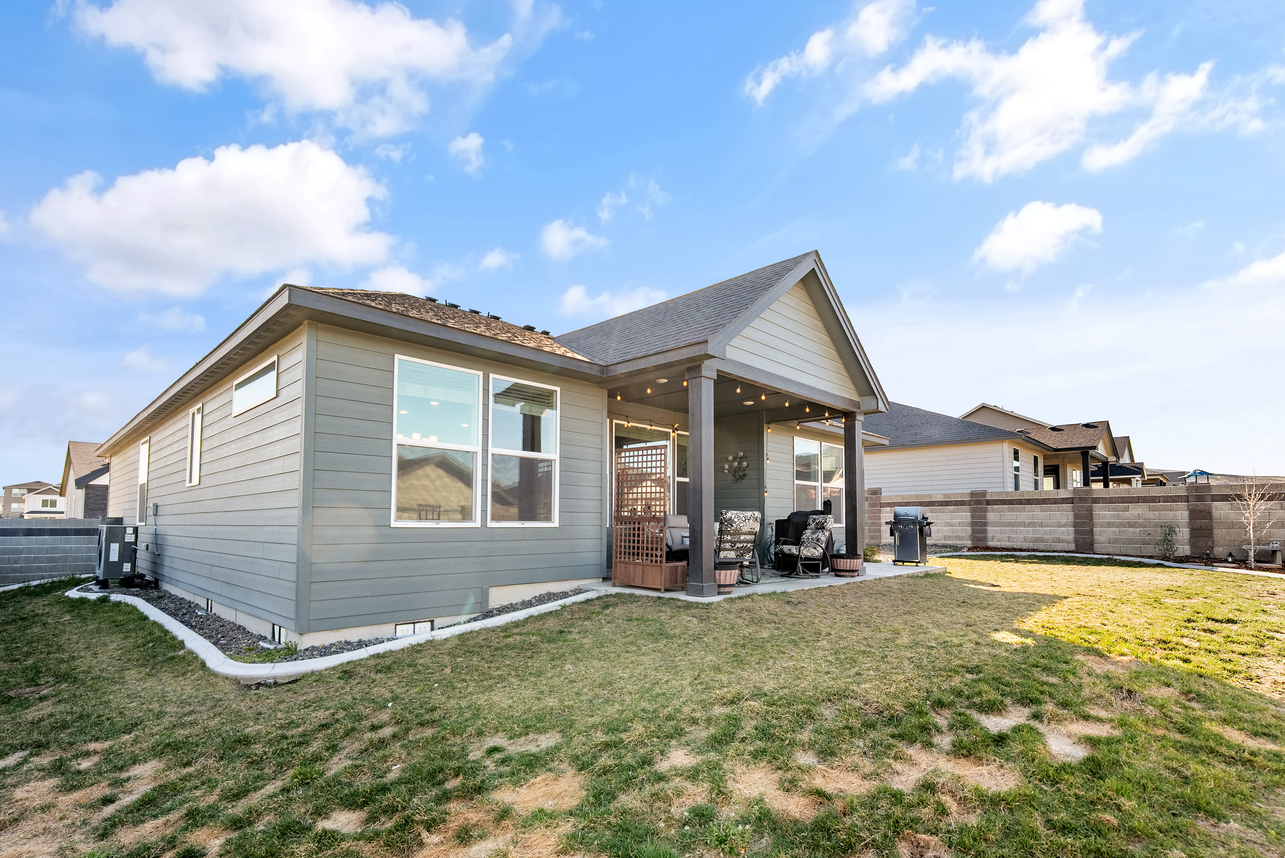  2024 West Richland Gem + RV Parking - 物件實景