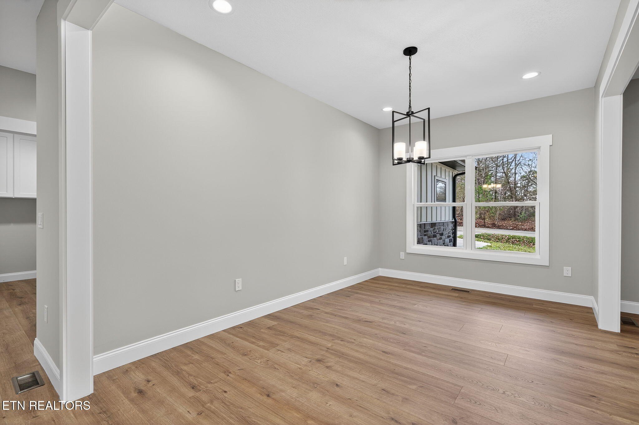 Crossville, Tennessee, 38558, United States, 3 Bedrooms Bedrooms, ,2 BathroomsBathrooms,Residential,For Sale,1989855