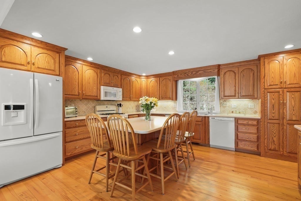 Plymouth, Massachusetts, 02360, United States, 4 Bedrooms Bedrooms, ,5 BathroomsBathrooms,Residential,For Sale,2040614