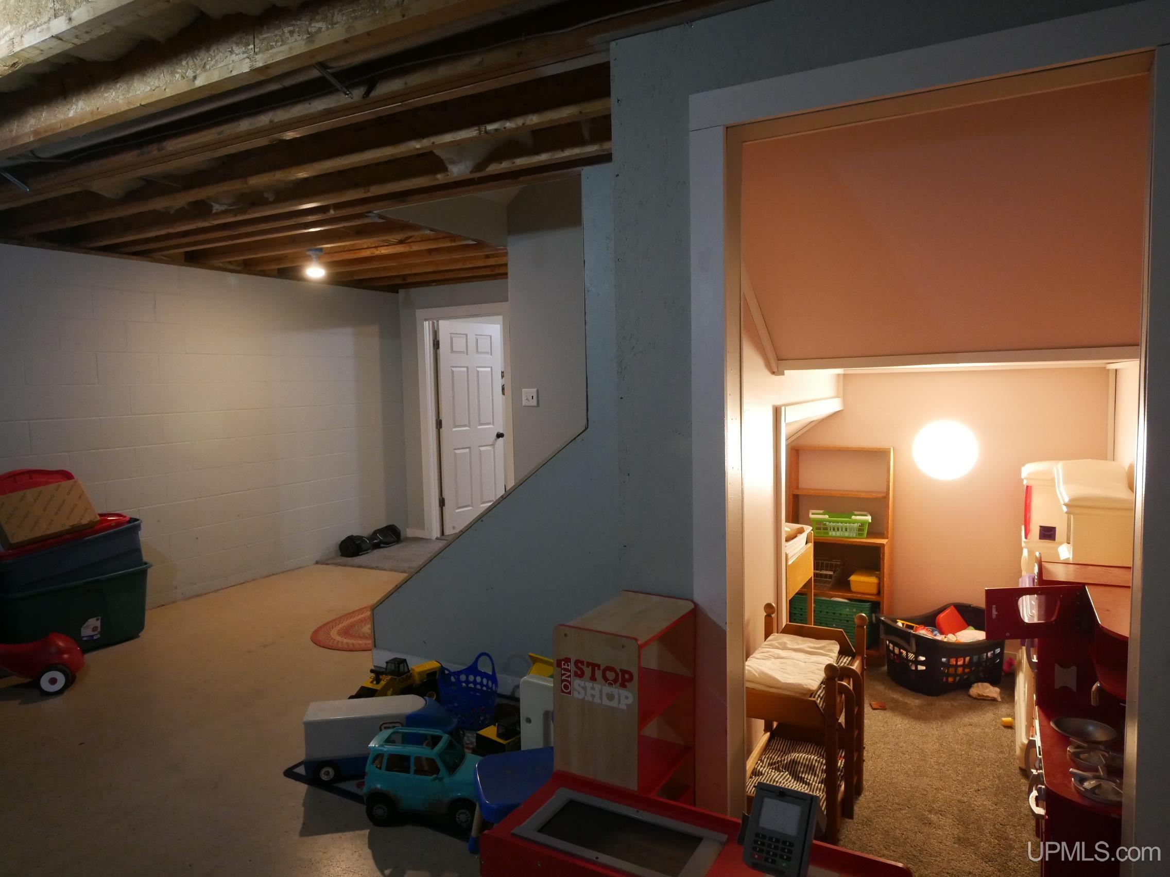 Houghton, Michigan, 49931, United States, 4 Bedrooms Bedrooms, ,3 BathroomsBathrooms,Residential,For Sale,1924380