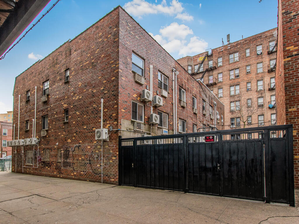 Bronx, New York, 10462, United States, 8 Bedrooms Bedrooms, ,3 BathroomsBathrooms,Residential,For Sale,1981445