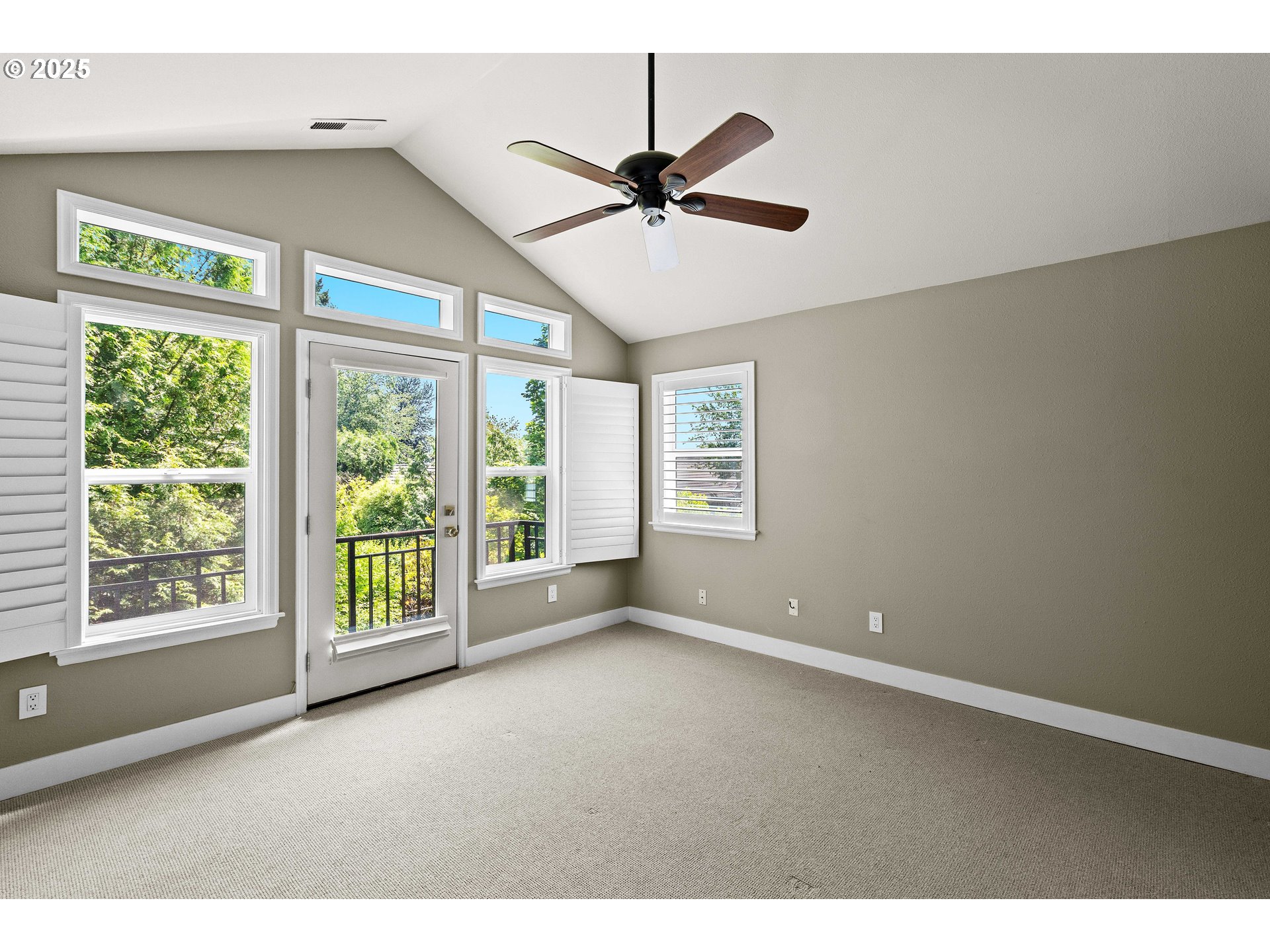Lake Oswego, Oregon, 97035, United States, 2 Bedrooms Bedrooms, ,2 BathroomsBathrooms,Residential,For Sale,1889875