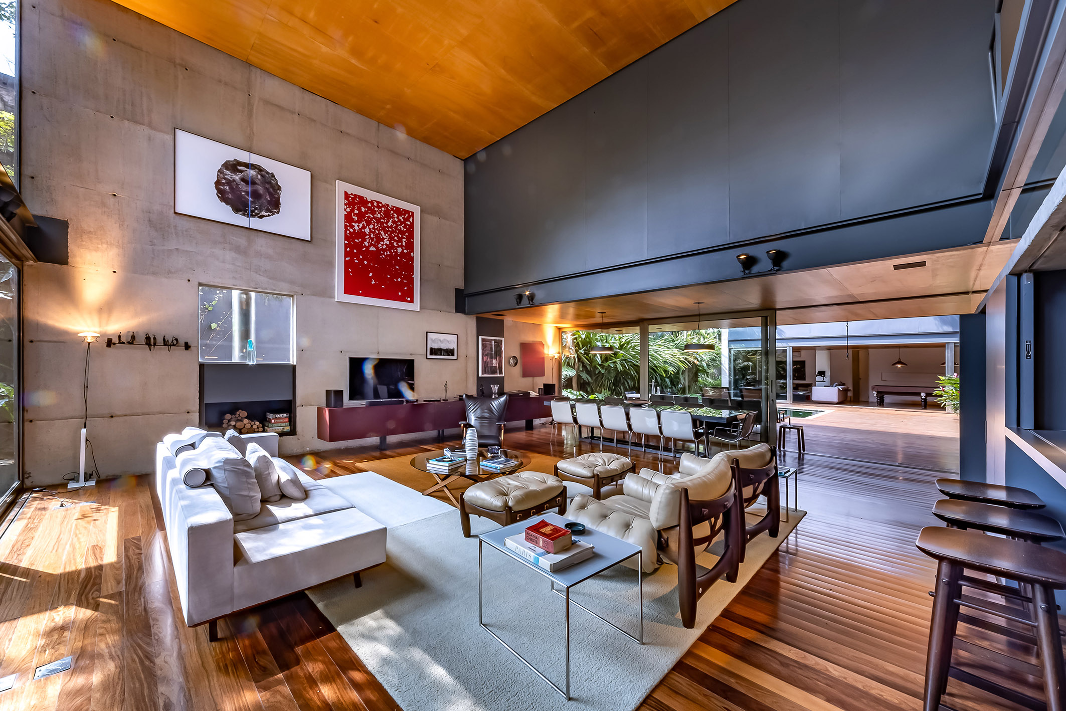  Contemporary home with open layout and outdoor living surrounded by greenery - 物件實景